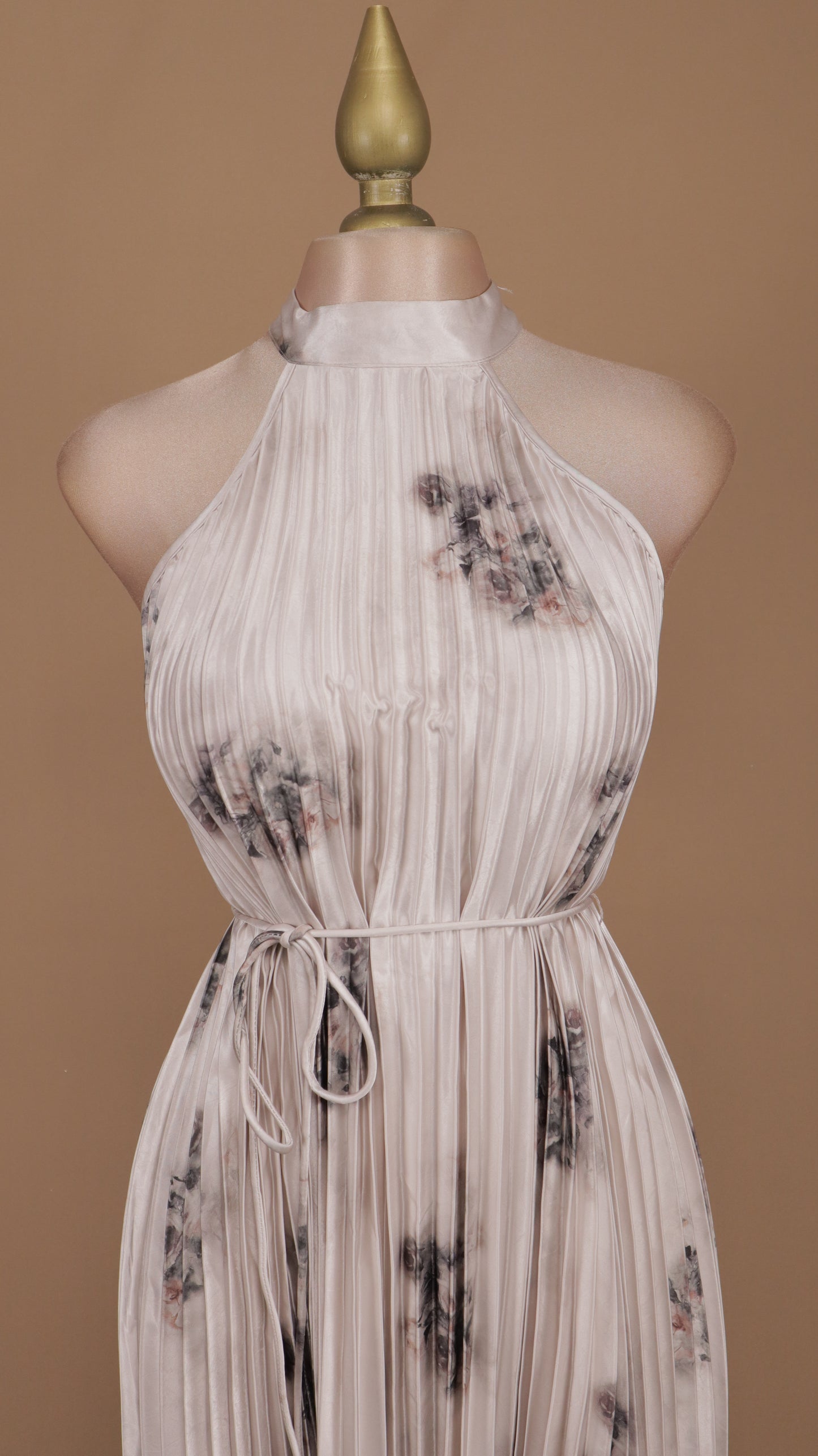 Vestido maxi halter plisado y estampado