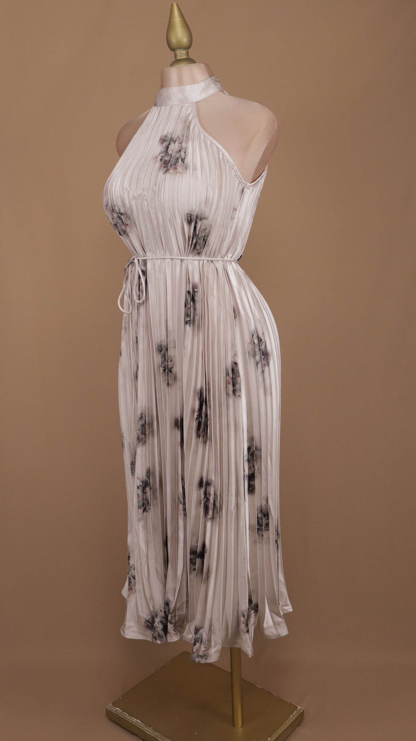 Vestido maxi halter plisado y estampado