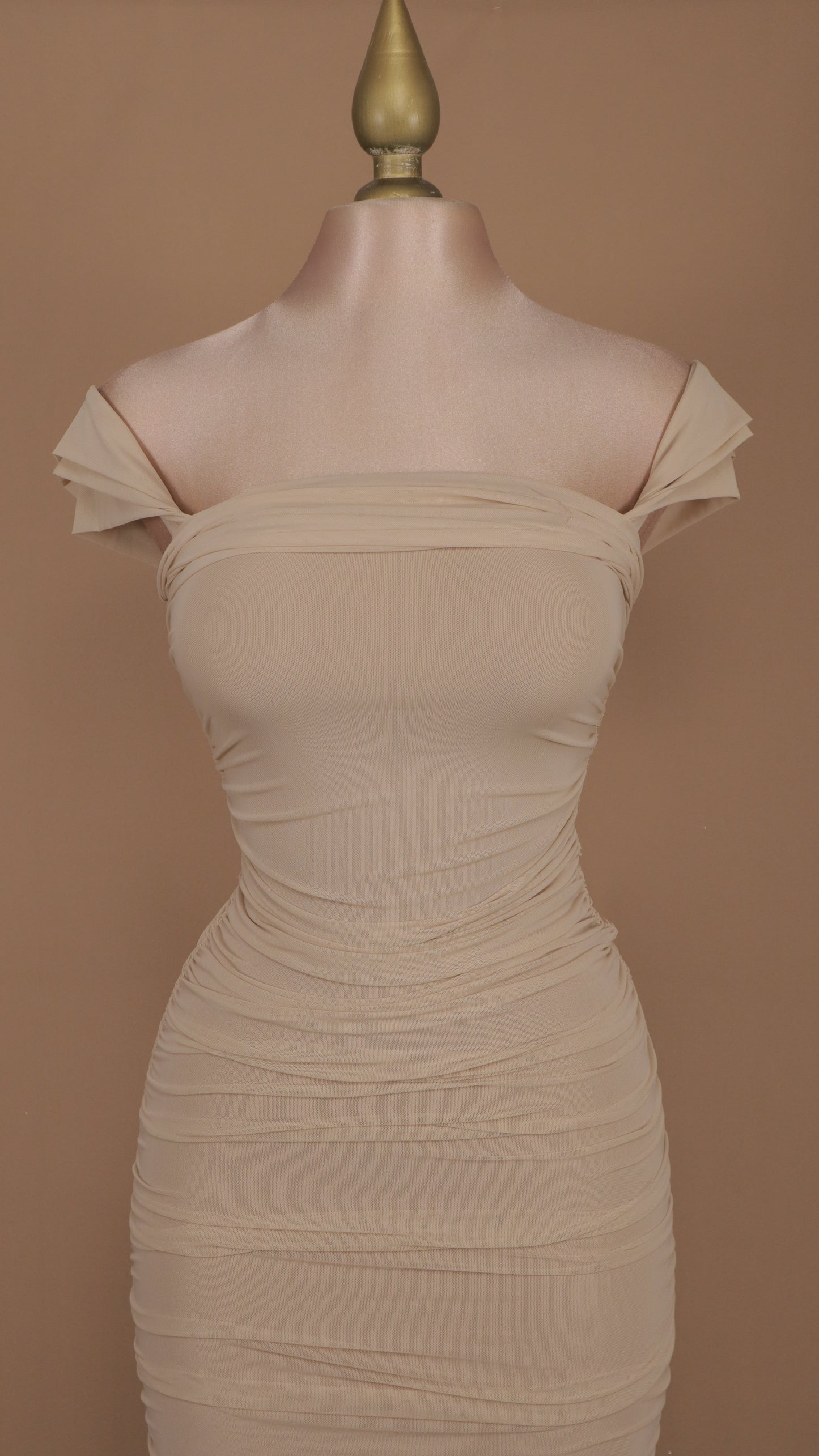 Vestido maxi al hombro con pliegues