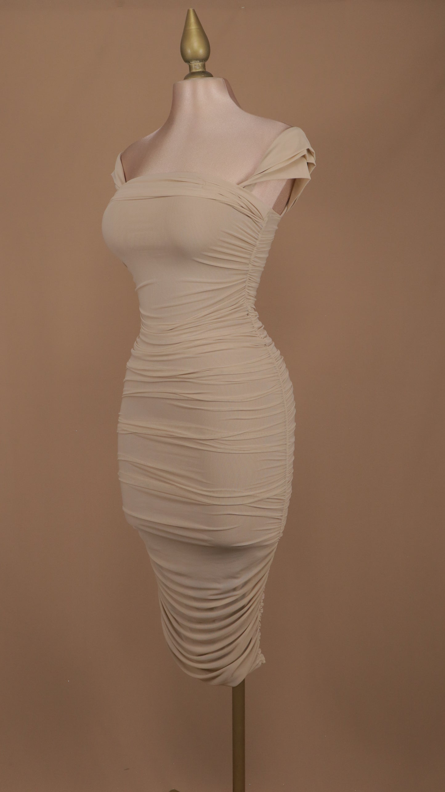 Vestido maxi al hombro con pliegues