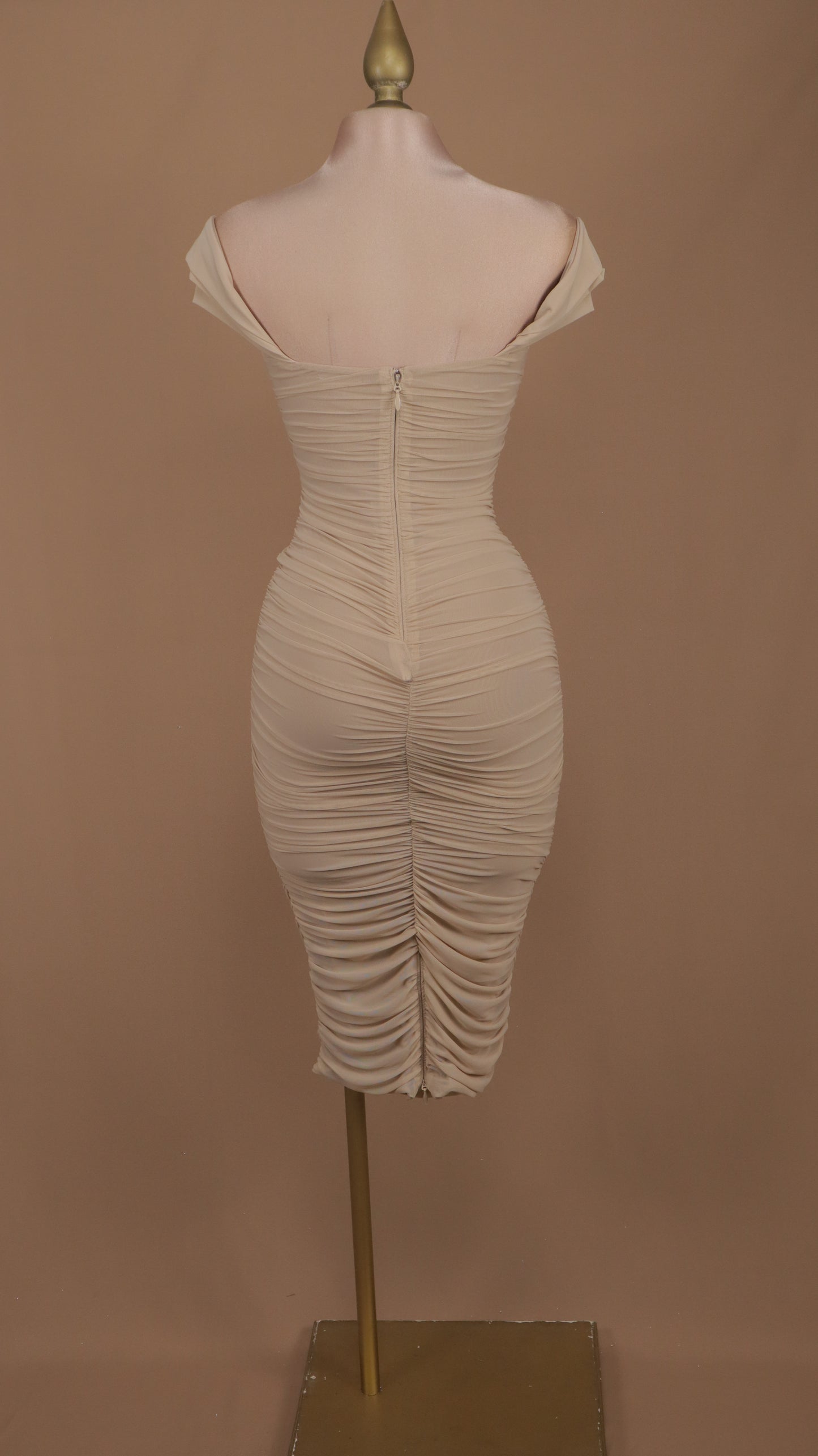 Vestido maxi al hombro con pliegues