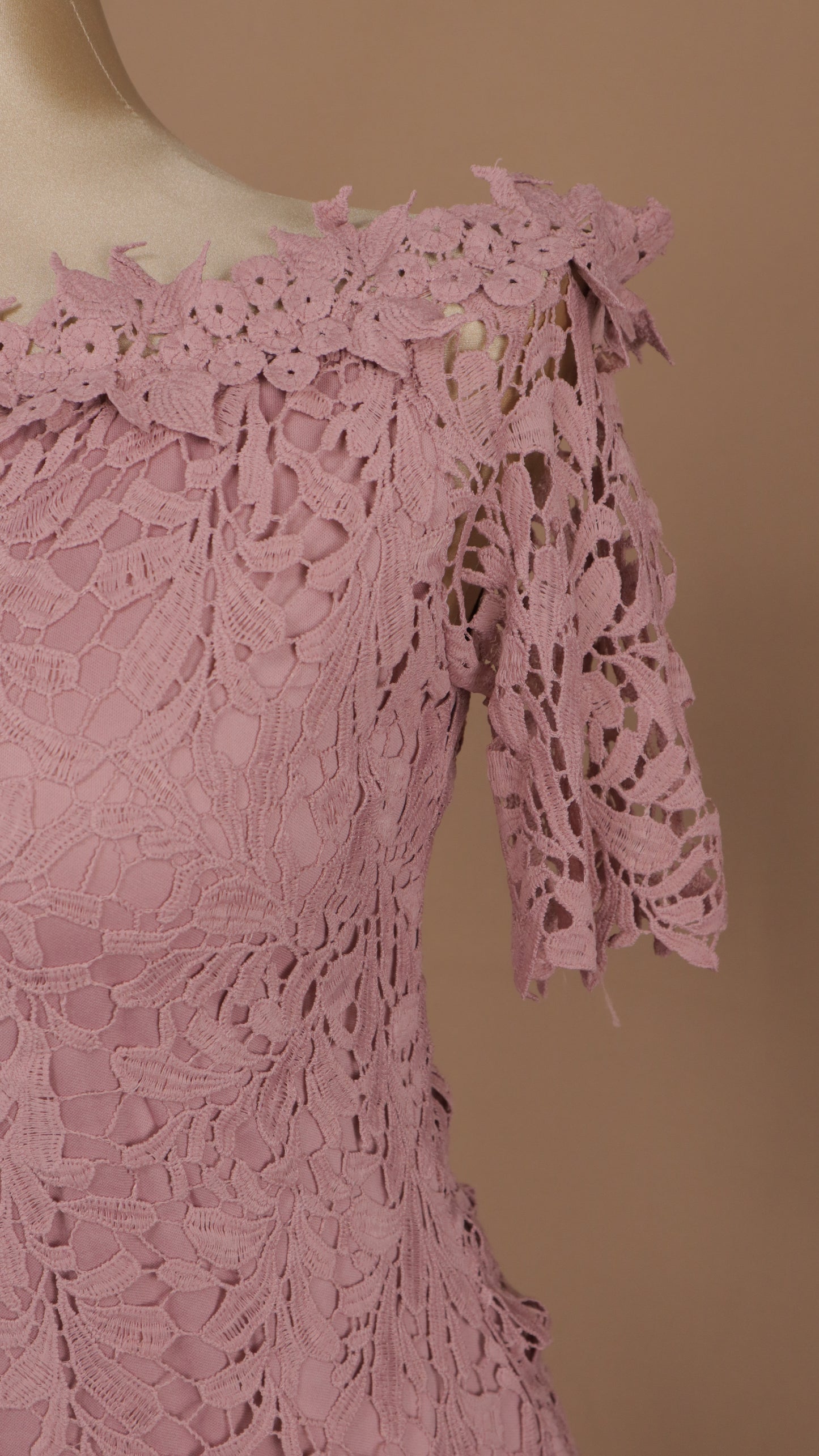 Vestido corto talla plus en encaje