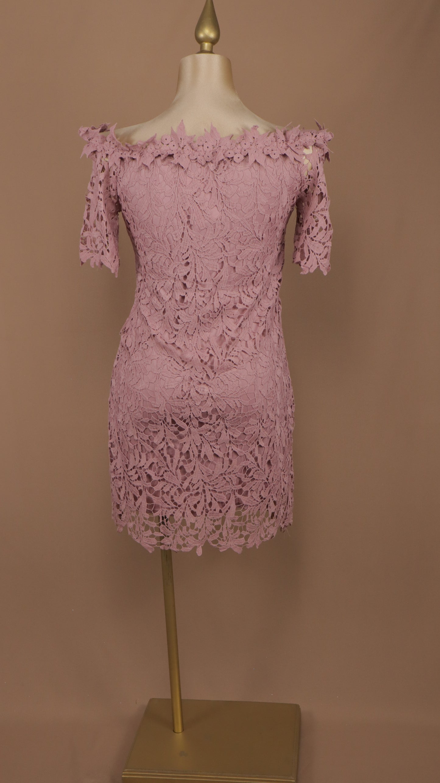 Vestido corto talla plus en encaje