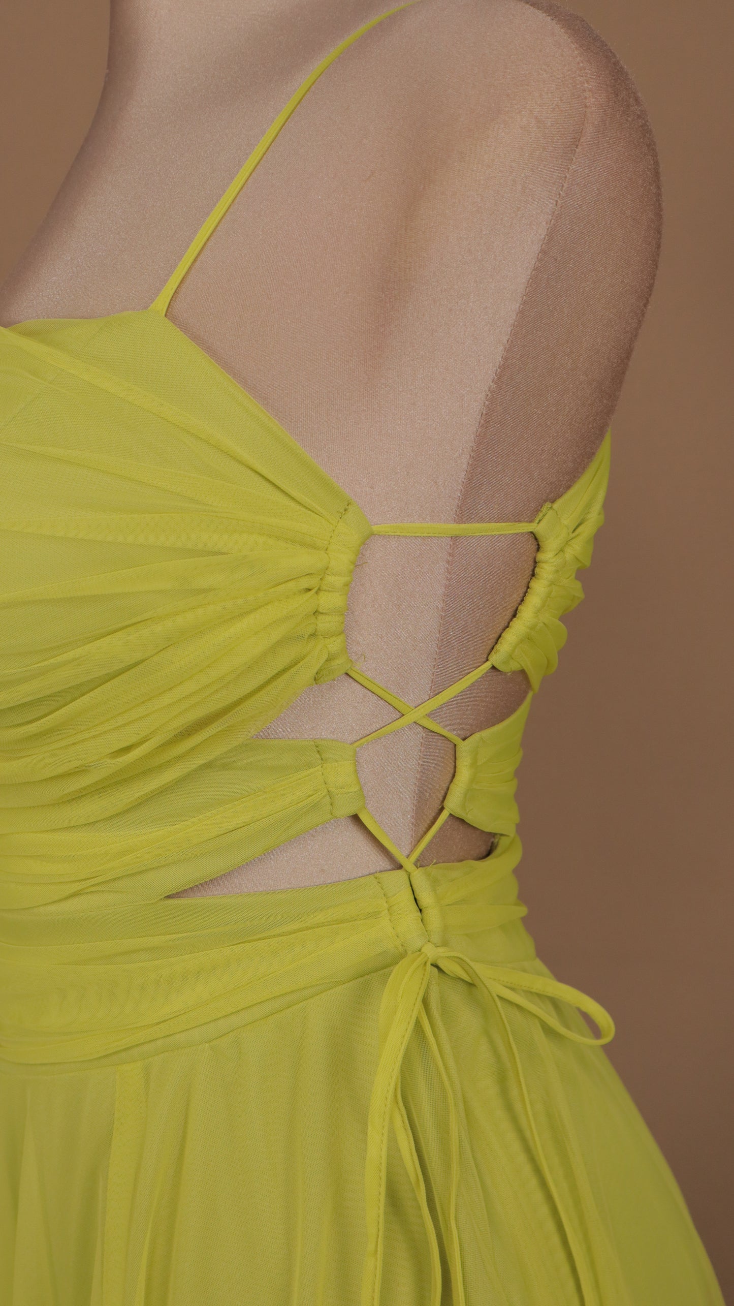 Vestido largo con escote en costado y tul
