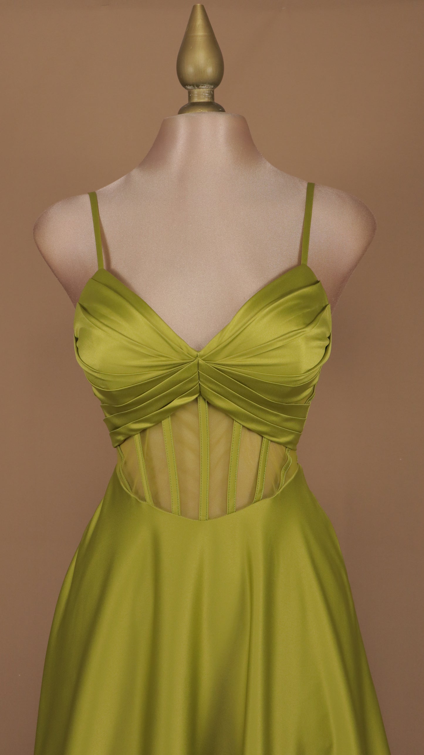 Vestido largo con varilla y escote en V