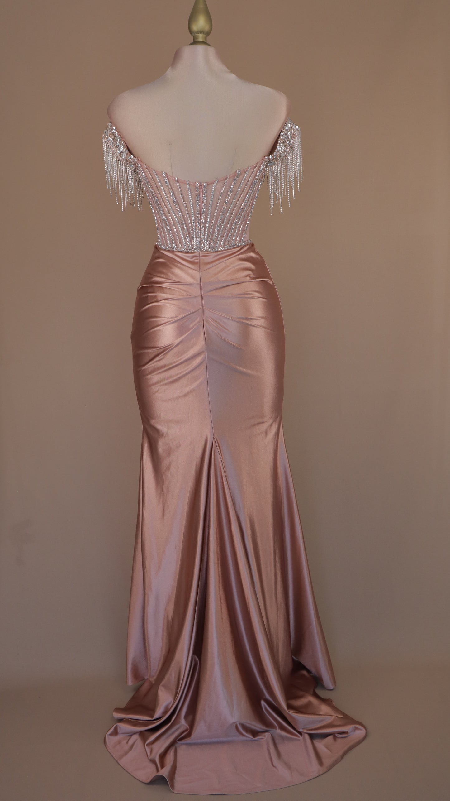 Vestido largo de graduación con aplicación en busto y hombros