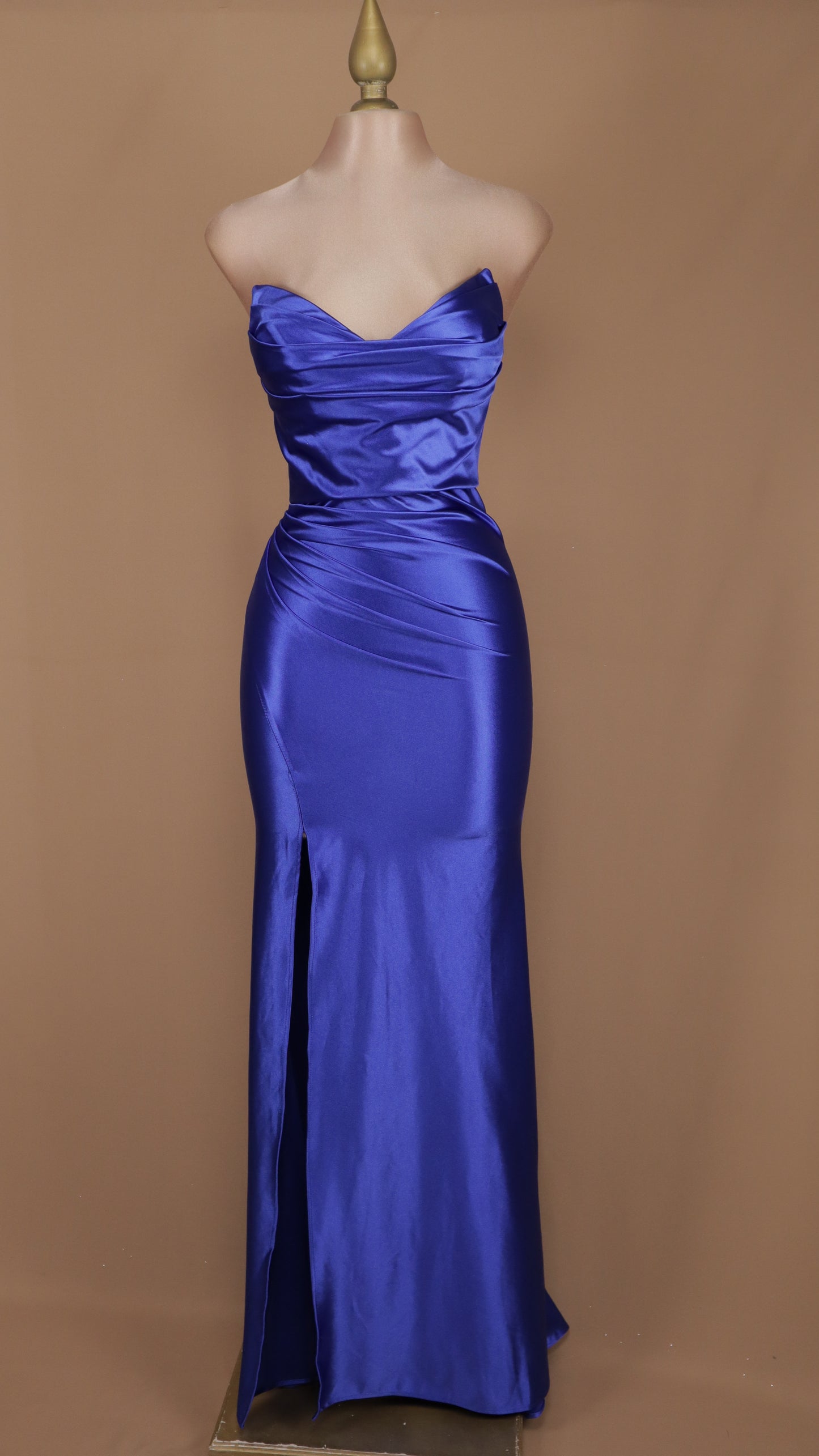 Vestido largo satinado de licra estraple