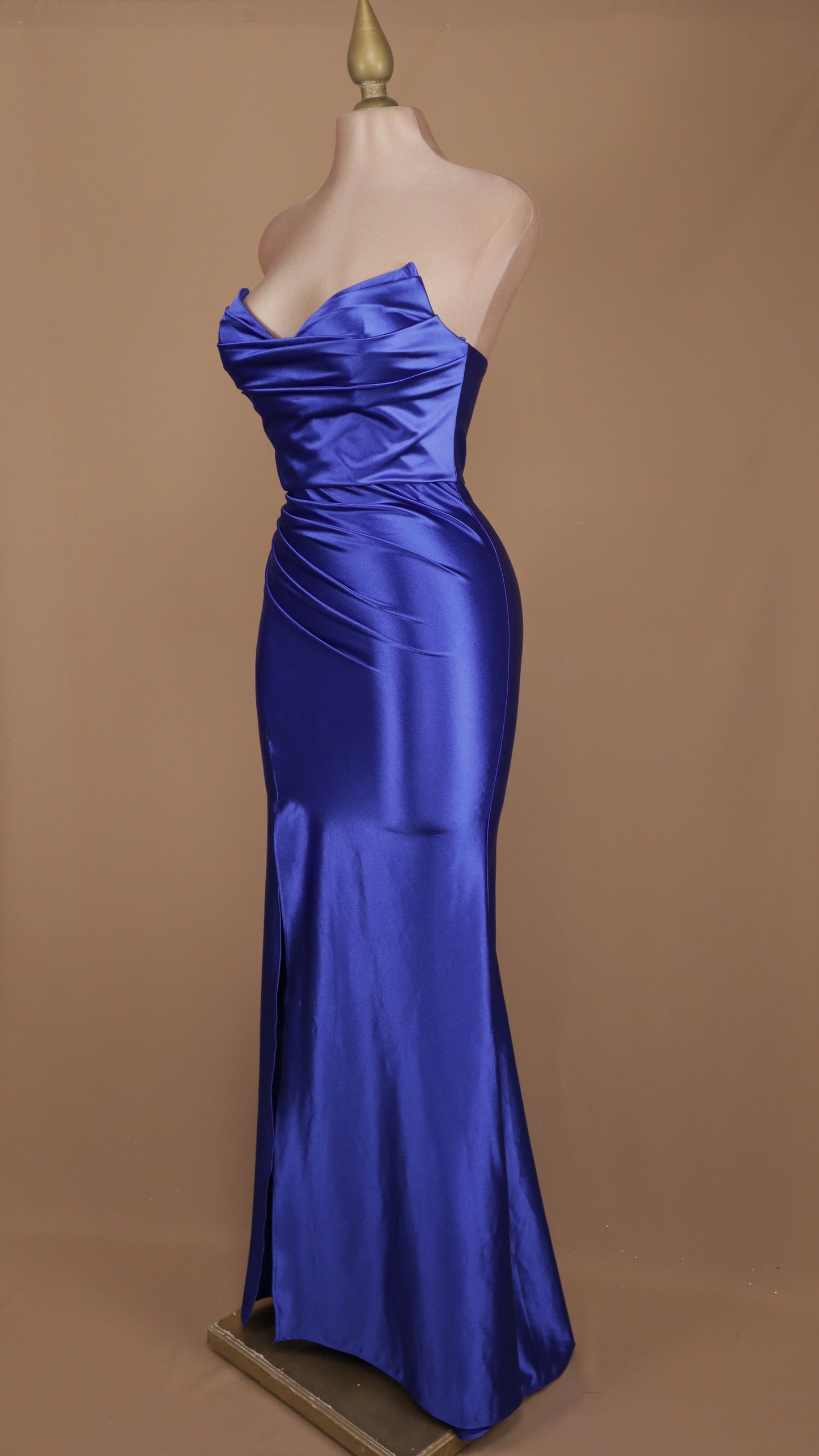 Vestido largo satinado de licra estraple