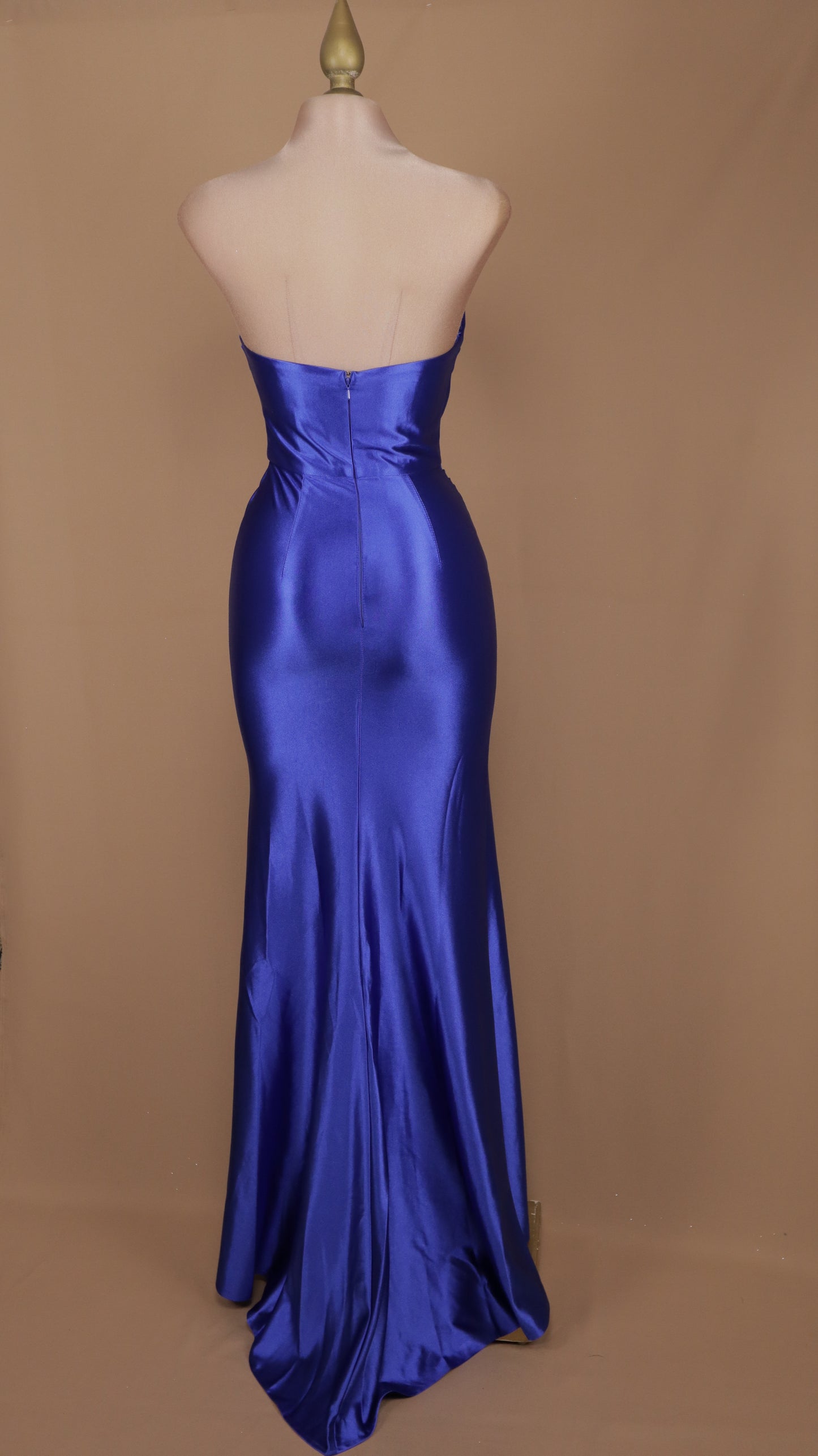 Vestido largo satinado de licra estraple