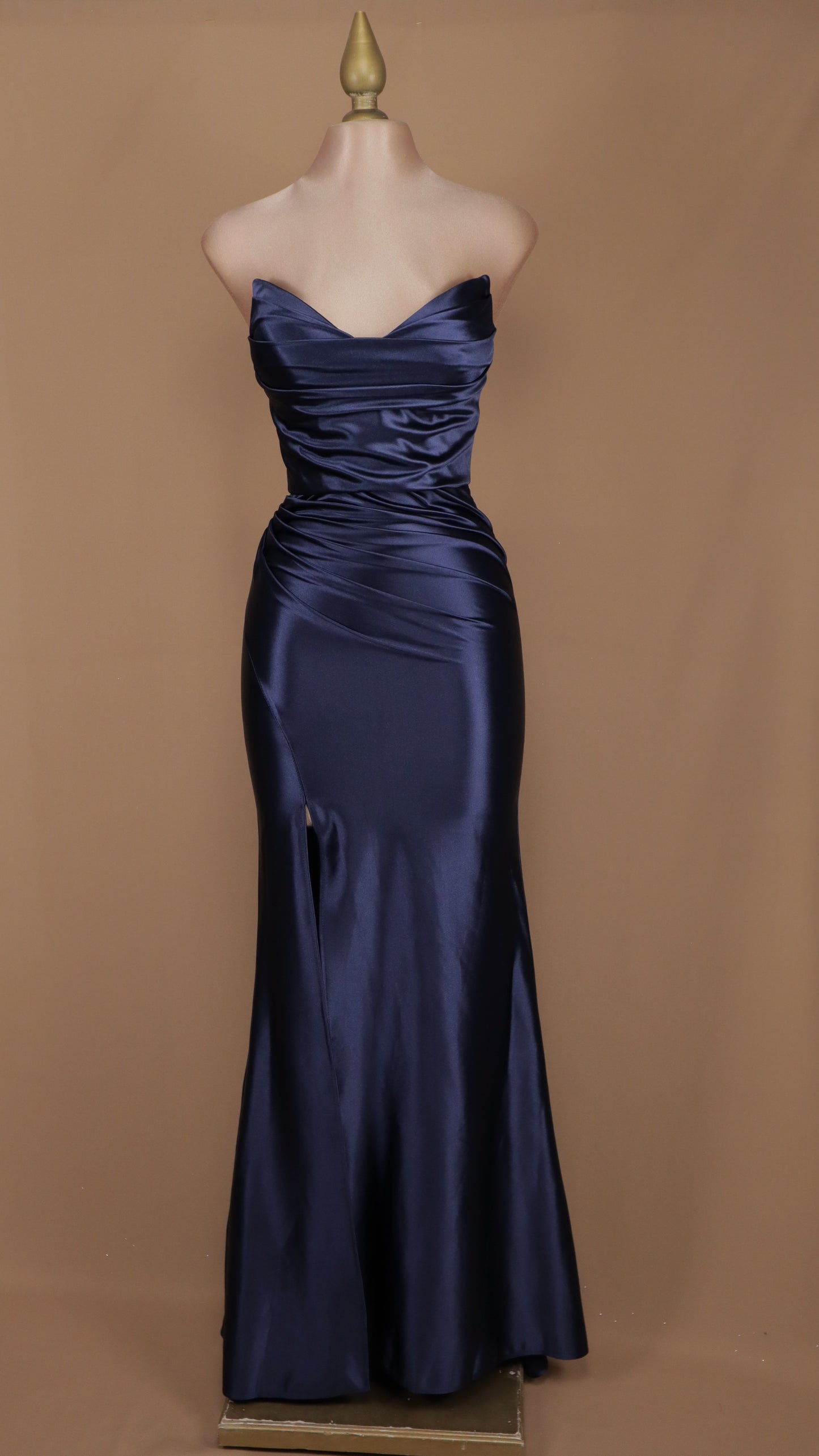 Vestido largo satinado de licra estraple