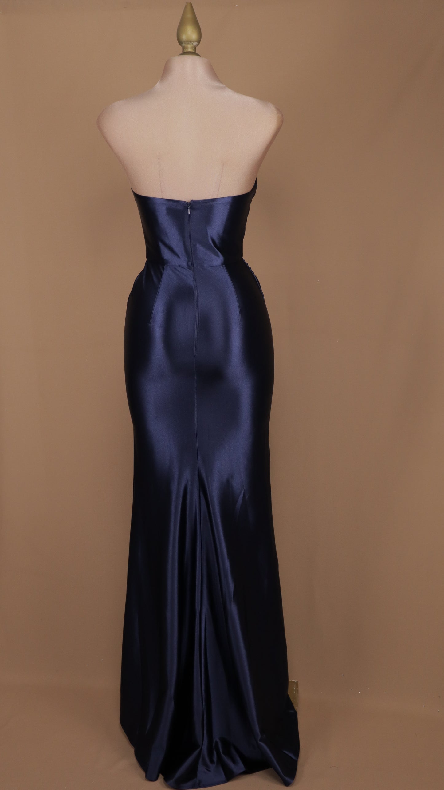 Vestido largo satinado de licra estraple