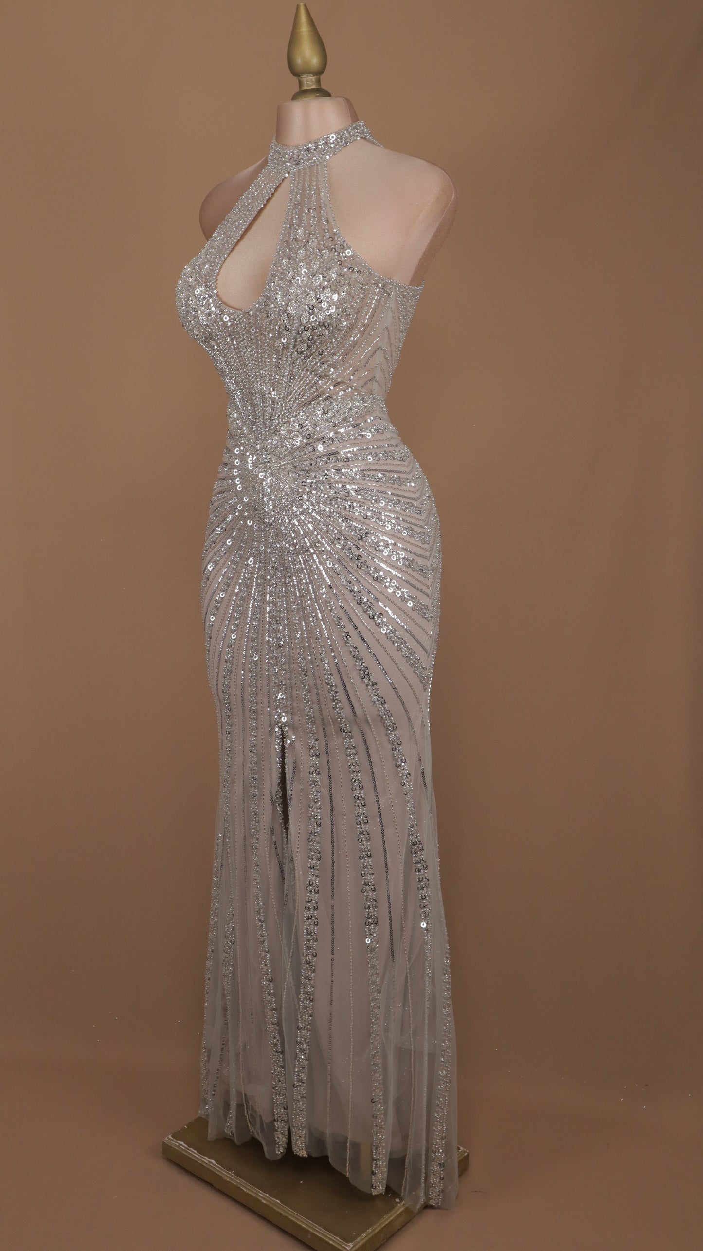 Vestido largo de graduación cuello halter con escote