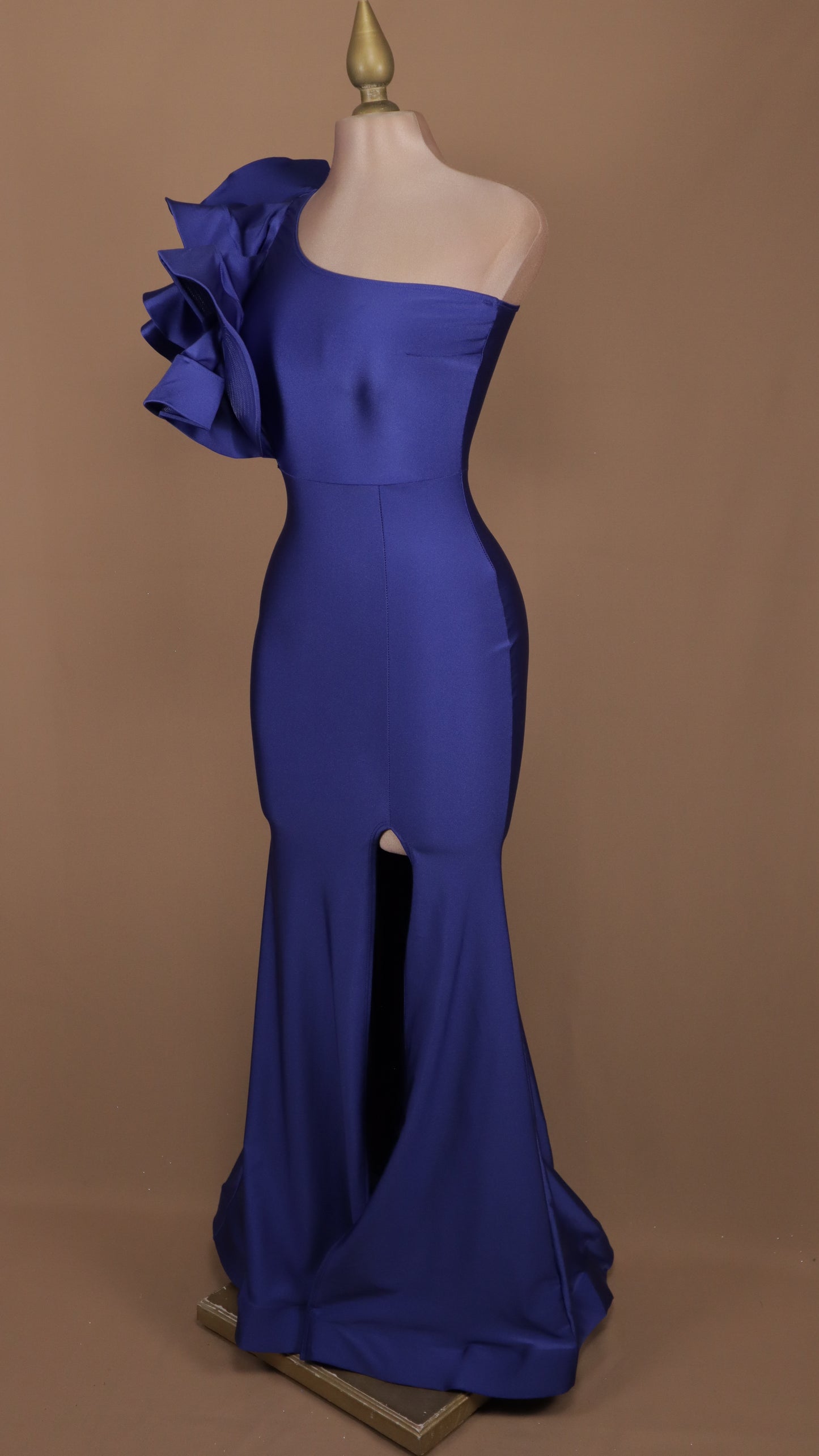 Vestido largo de licra con escarola y abertura