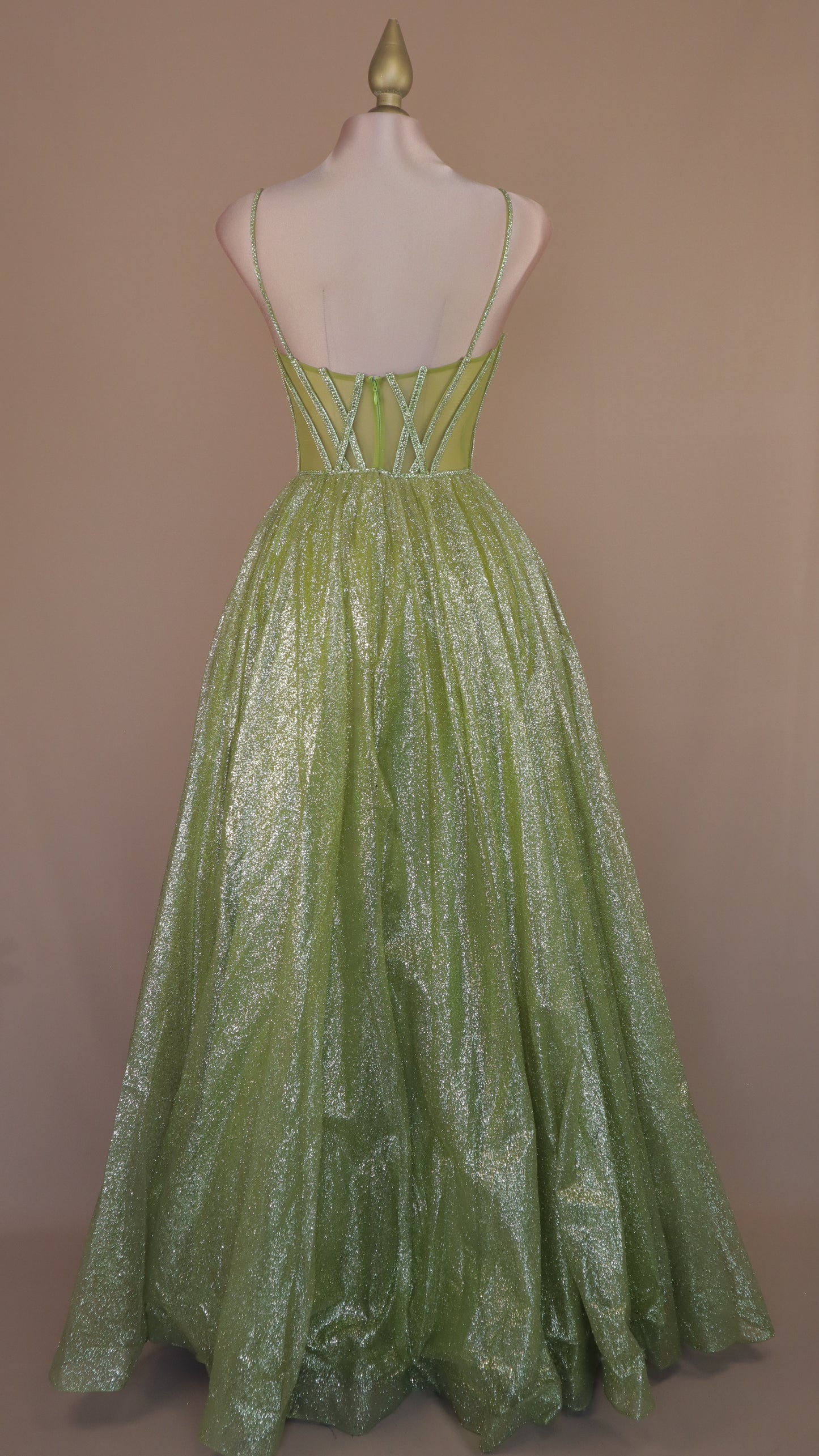 Vestido largo línea A con destellos y pedrería en copa