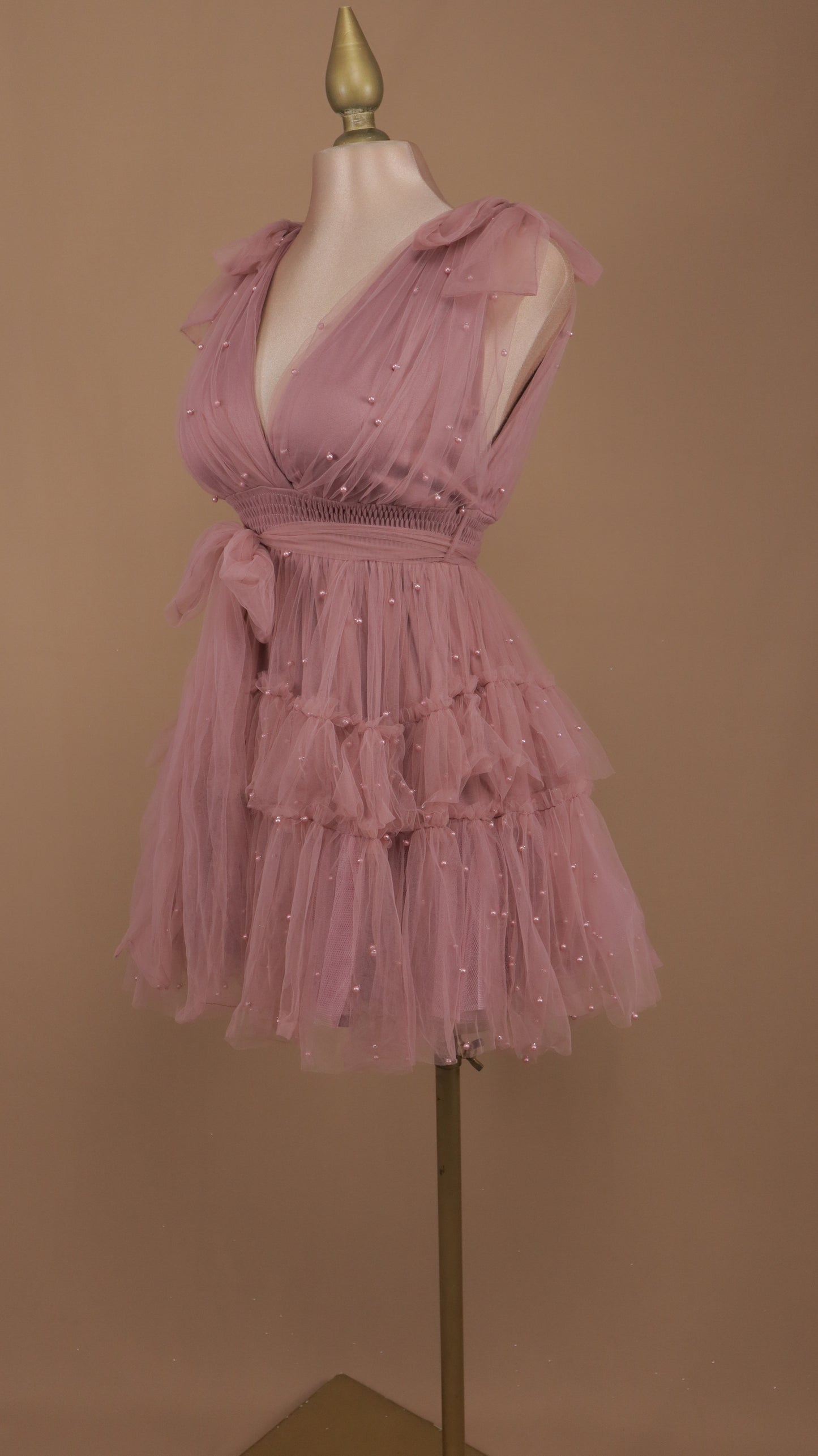 Vestido corto de tul y perlas