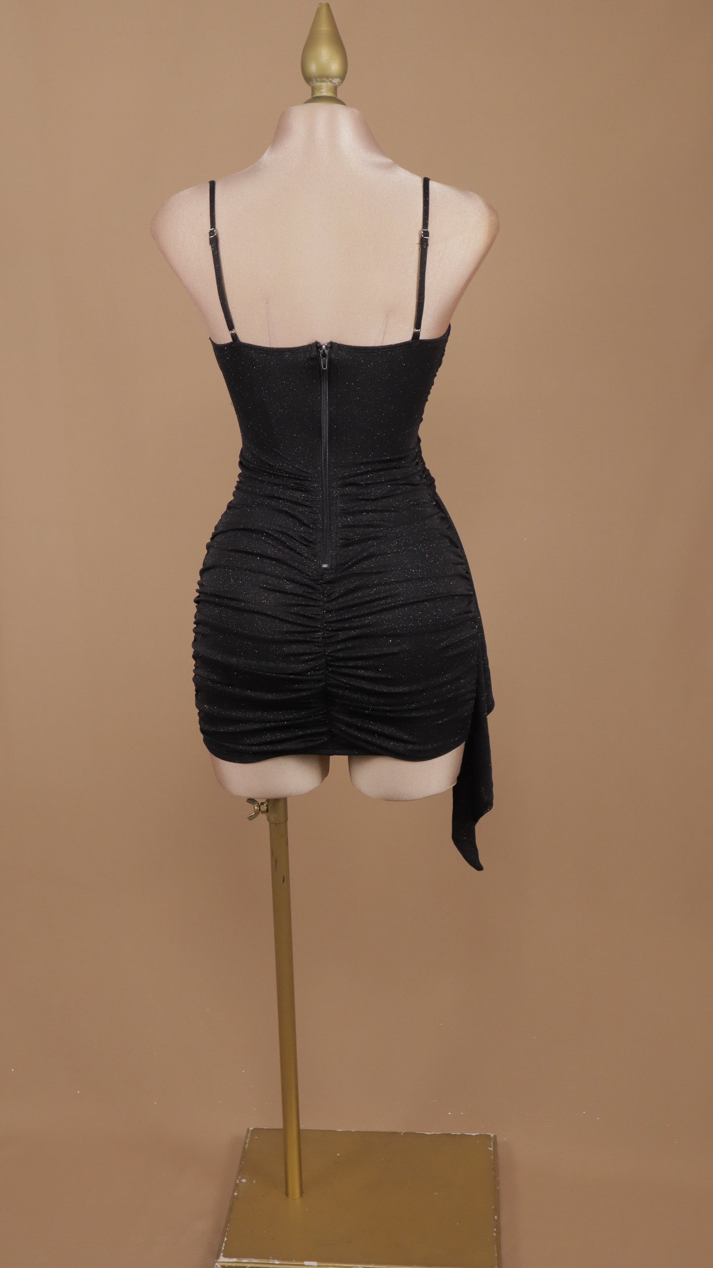 Vestido corto plisado y estola