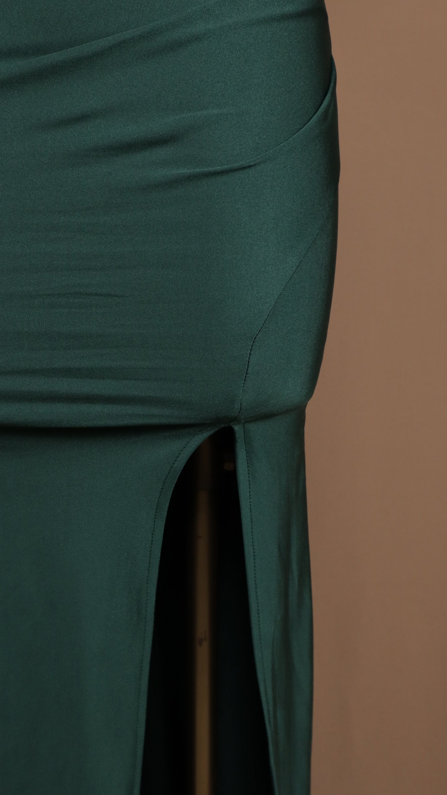 Vestido de licra a los hombros con abertura