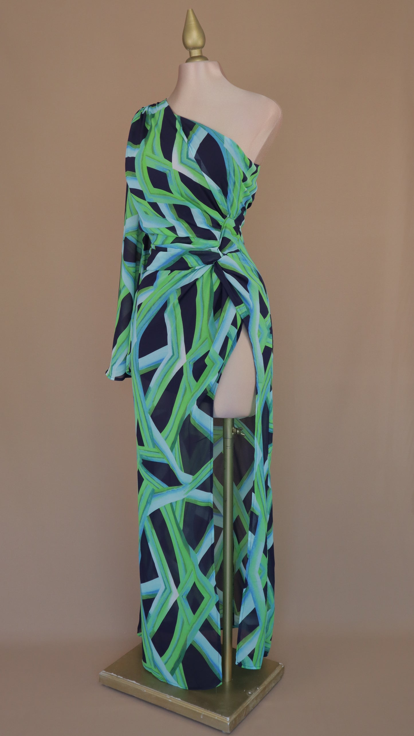 Vestido largo estampado con nudo en cadera