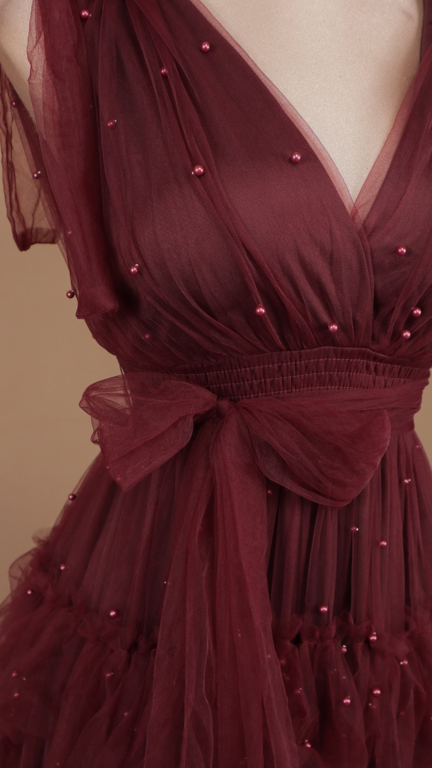 Vestido largo de tul con perlas y escote en V