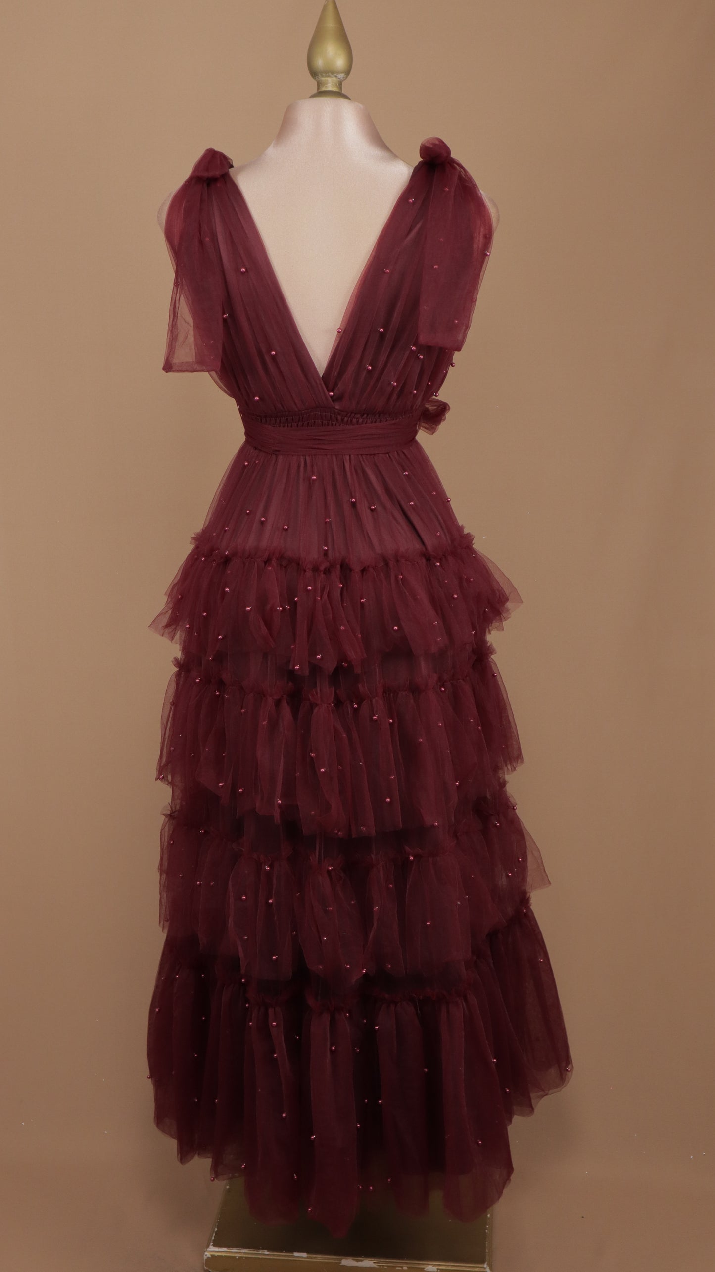 Vestido largo de tul con perlas y escote en V
