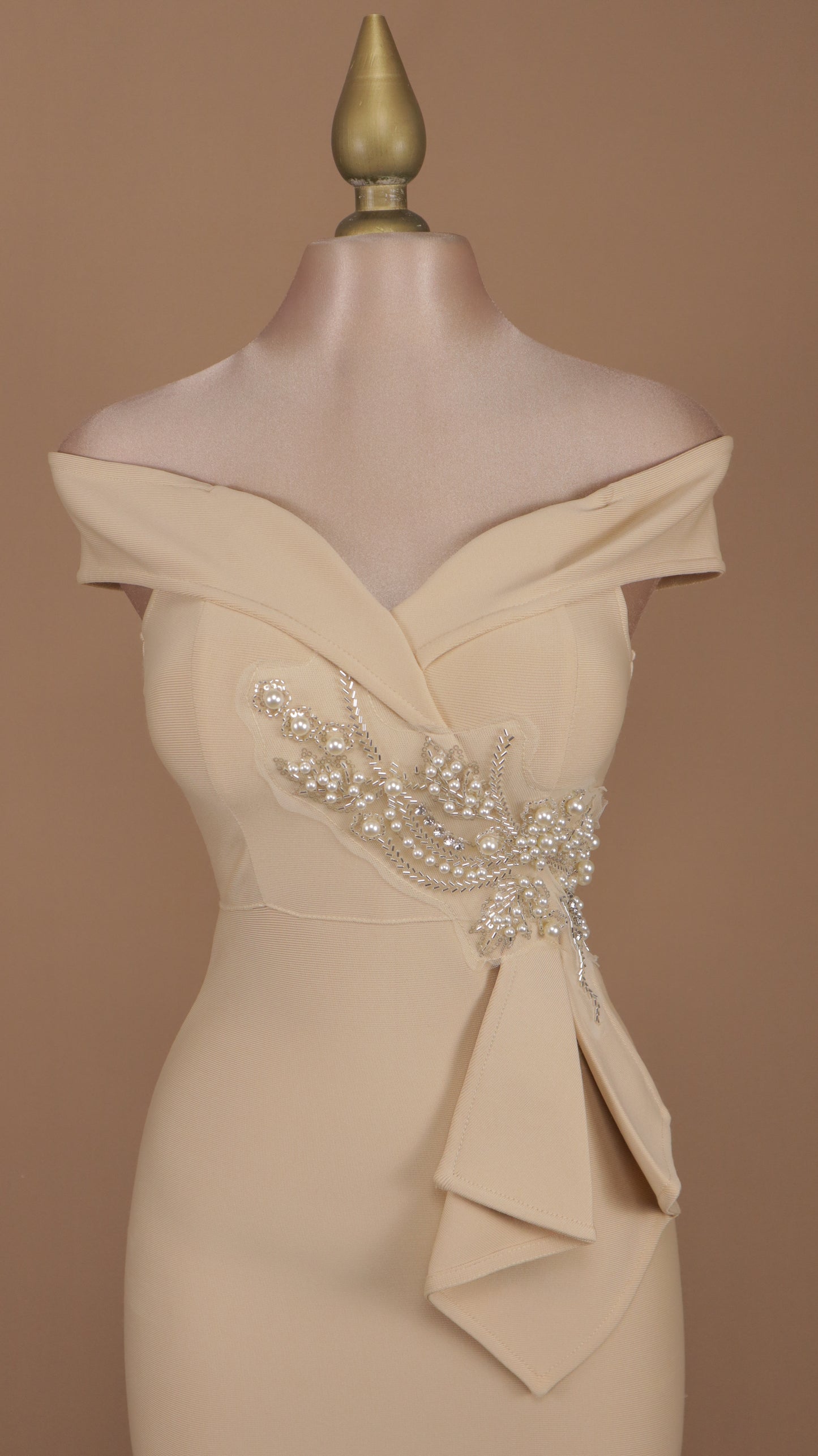 Vestido corto de bandage con aplicación