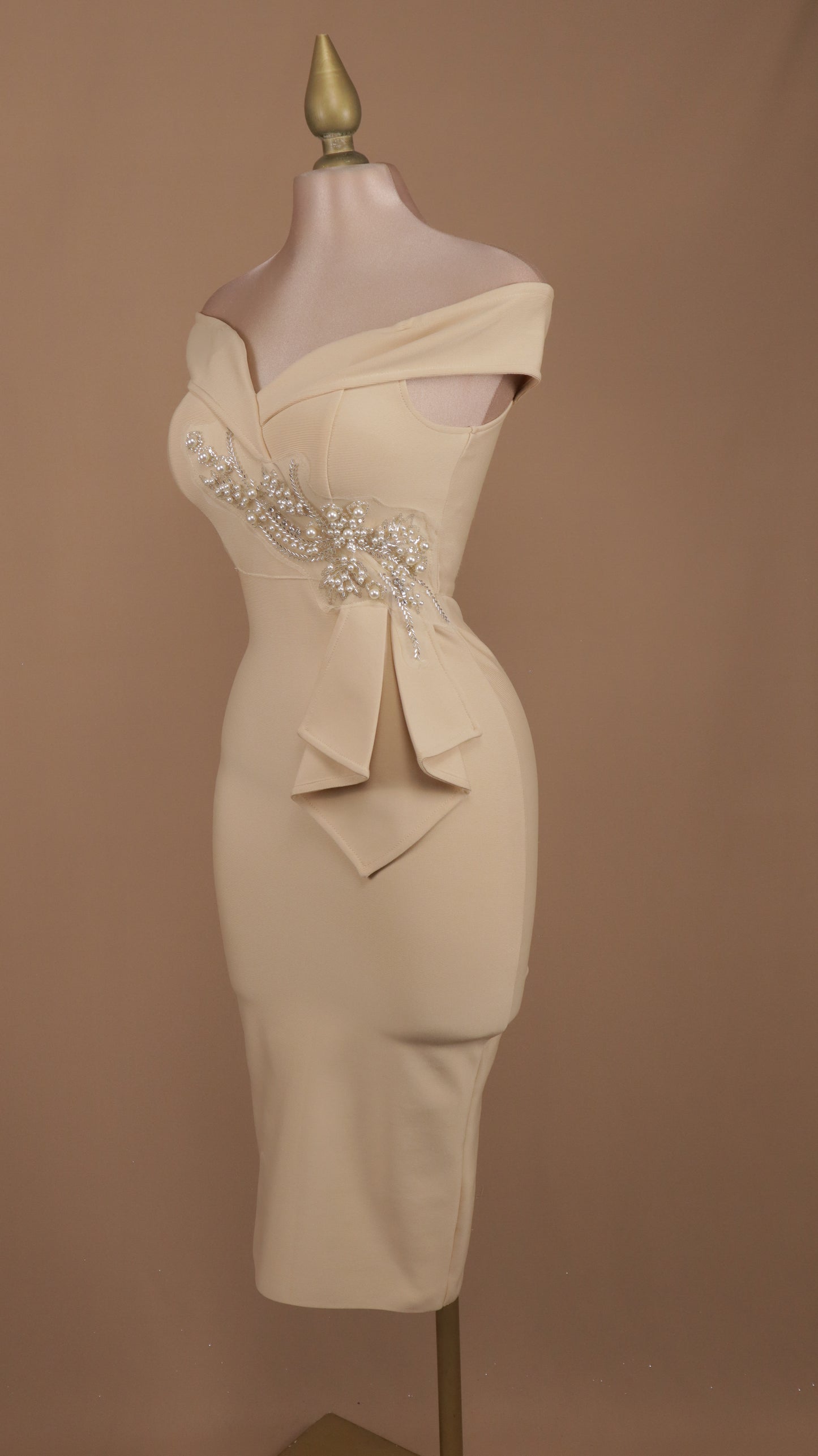 Vestido corto de bandage con aplicación