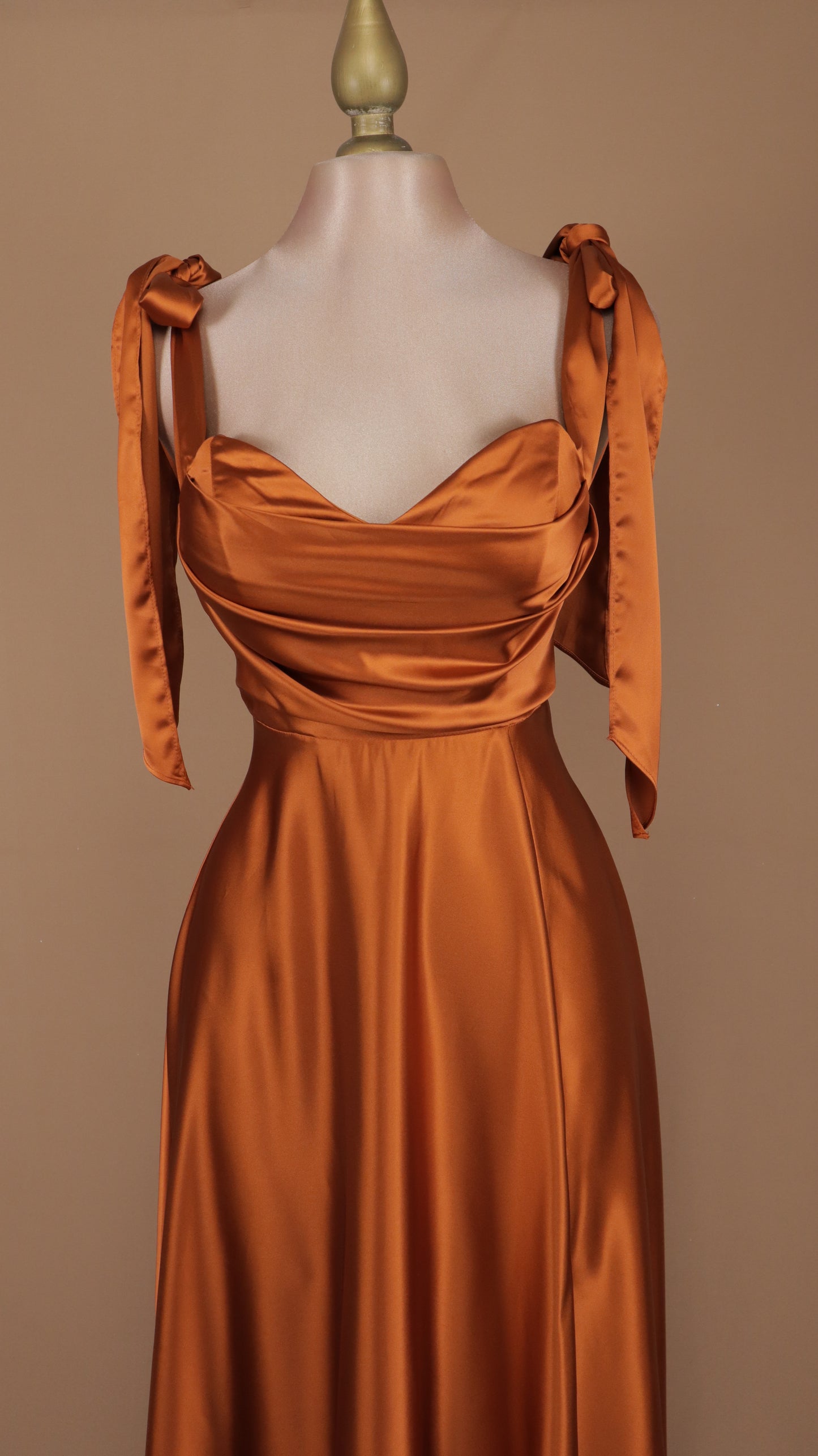 Vestido largo satinado línea A
