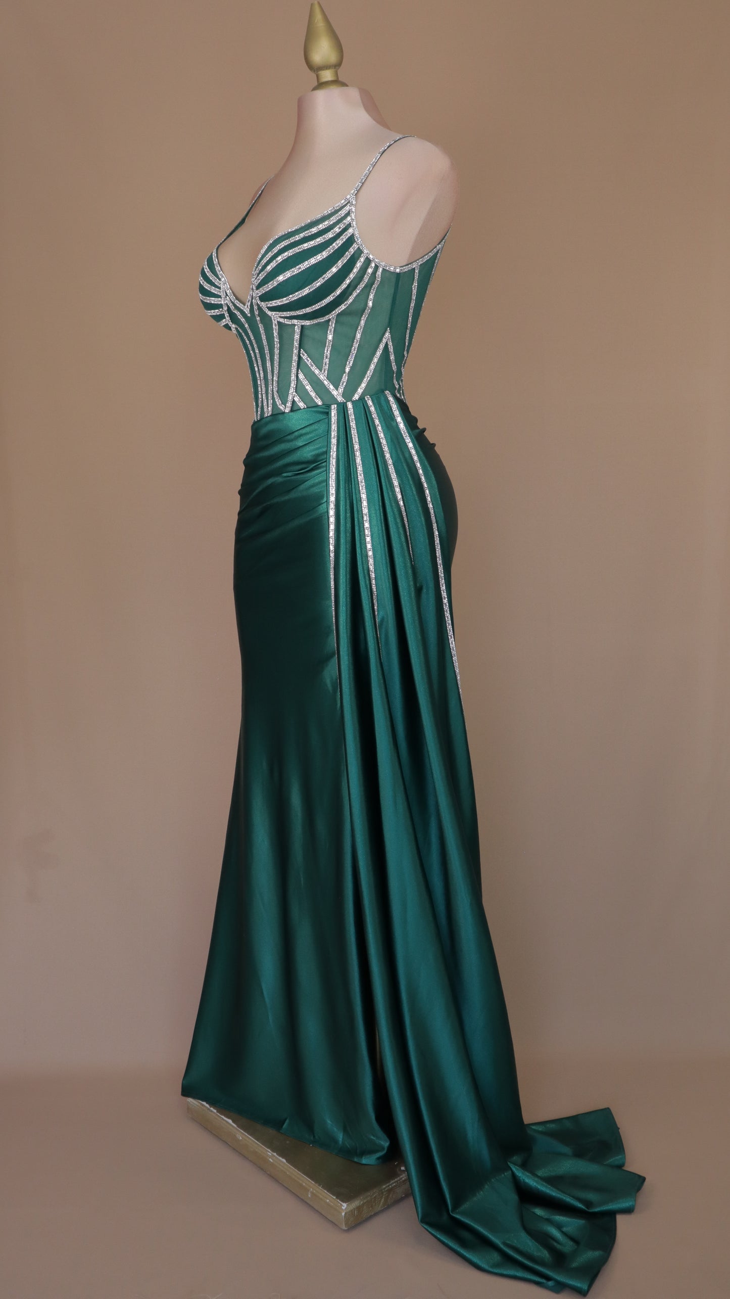 Vestido largo con tiras plata en busto y cauda