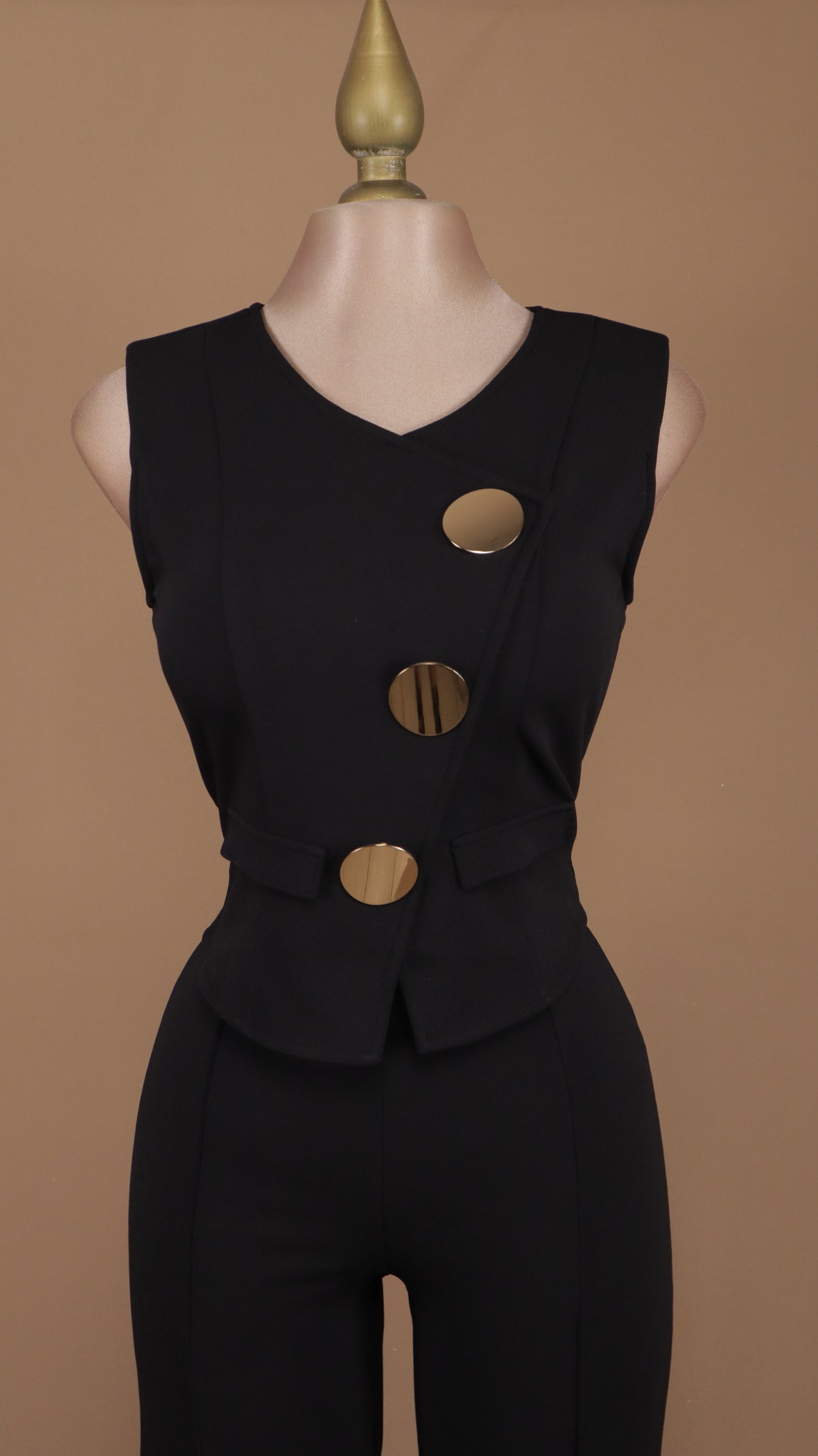 Conjunto de pantalón y crop con botones dorados