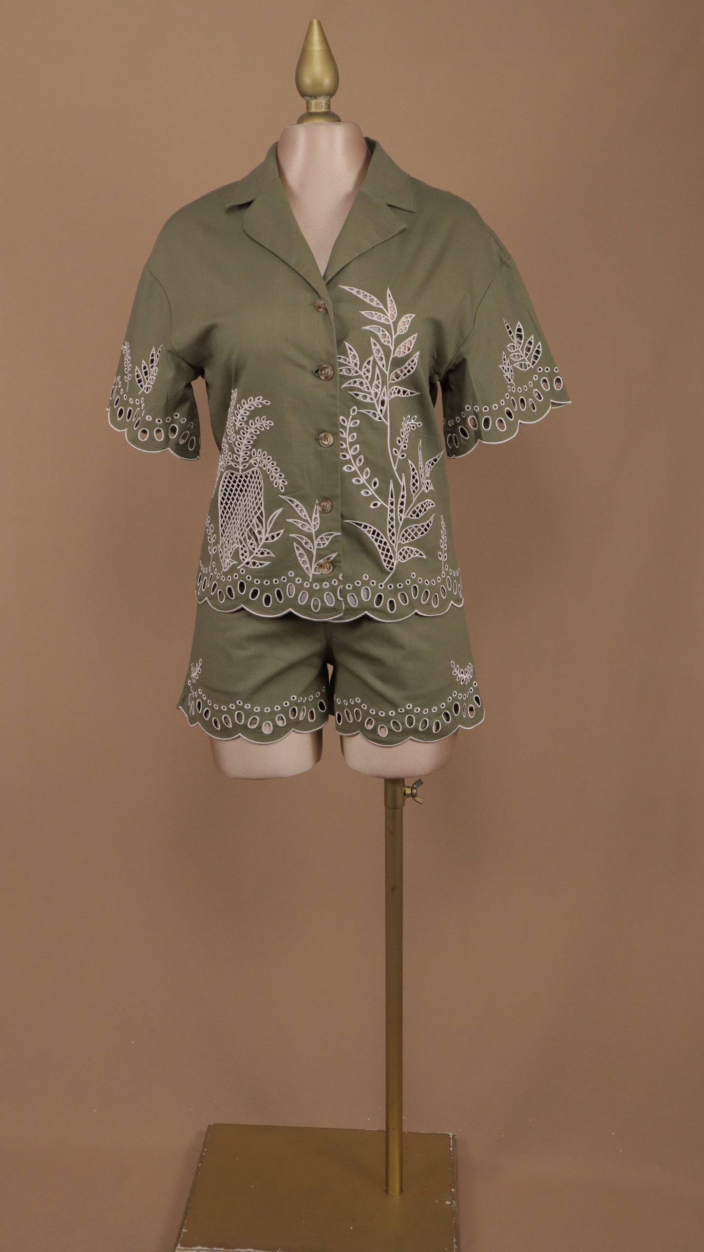 Conjunto de short y blusa bordados