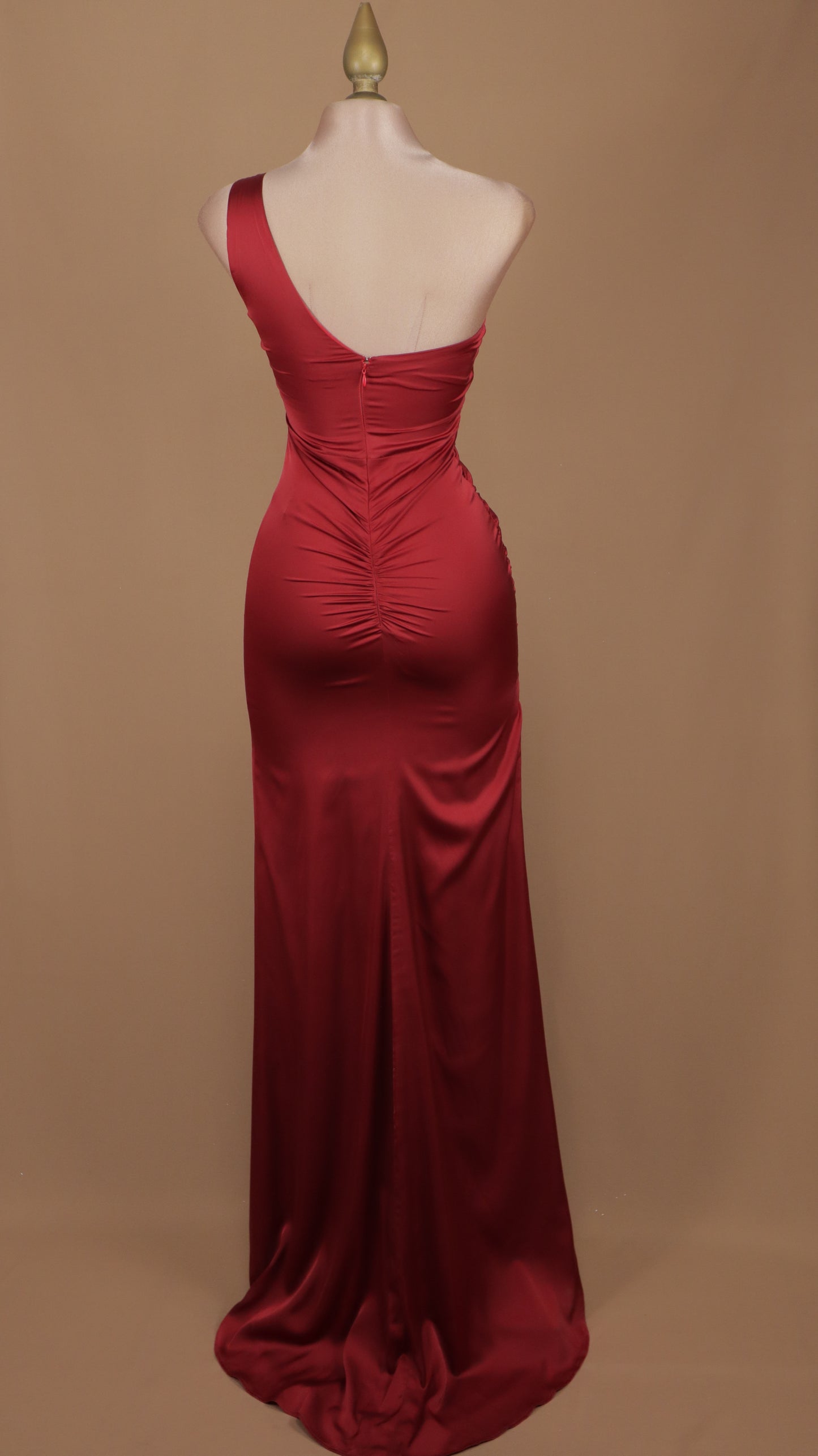 Vestido asimétrico satinado con abertura en pierna