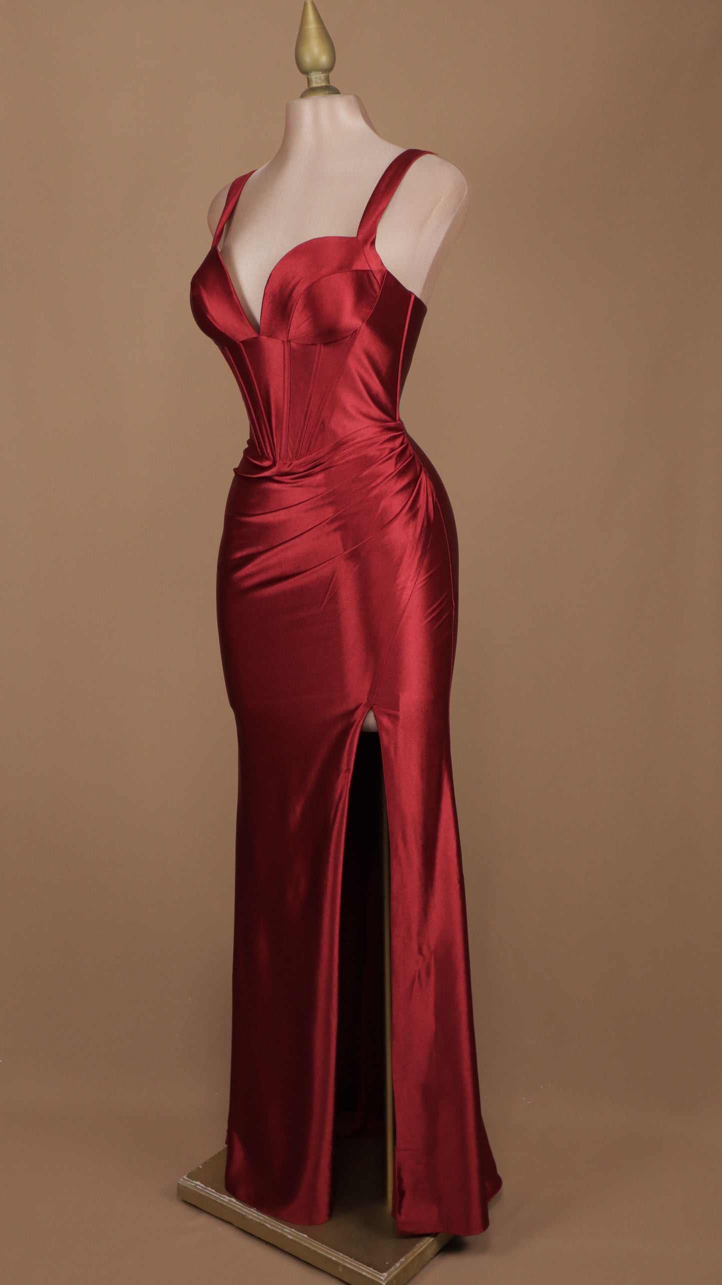 Vestido largo corte sirena escote de tirante