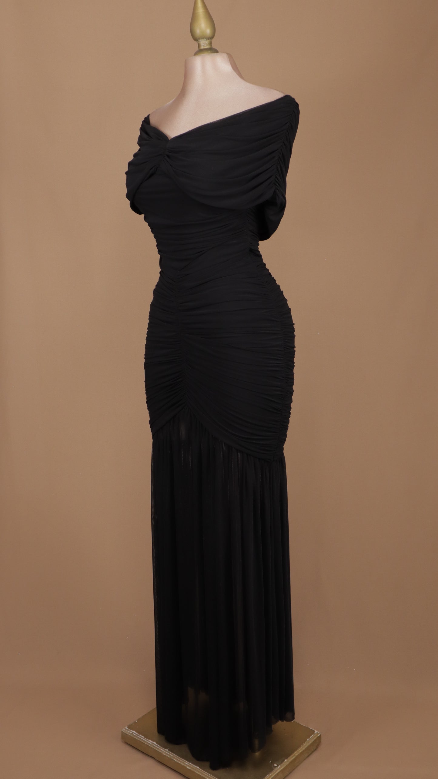 Vestido largo corrugado al hombro