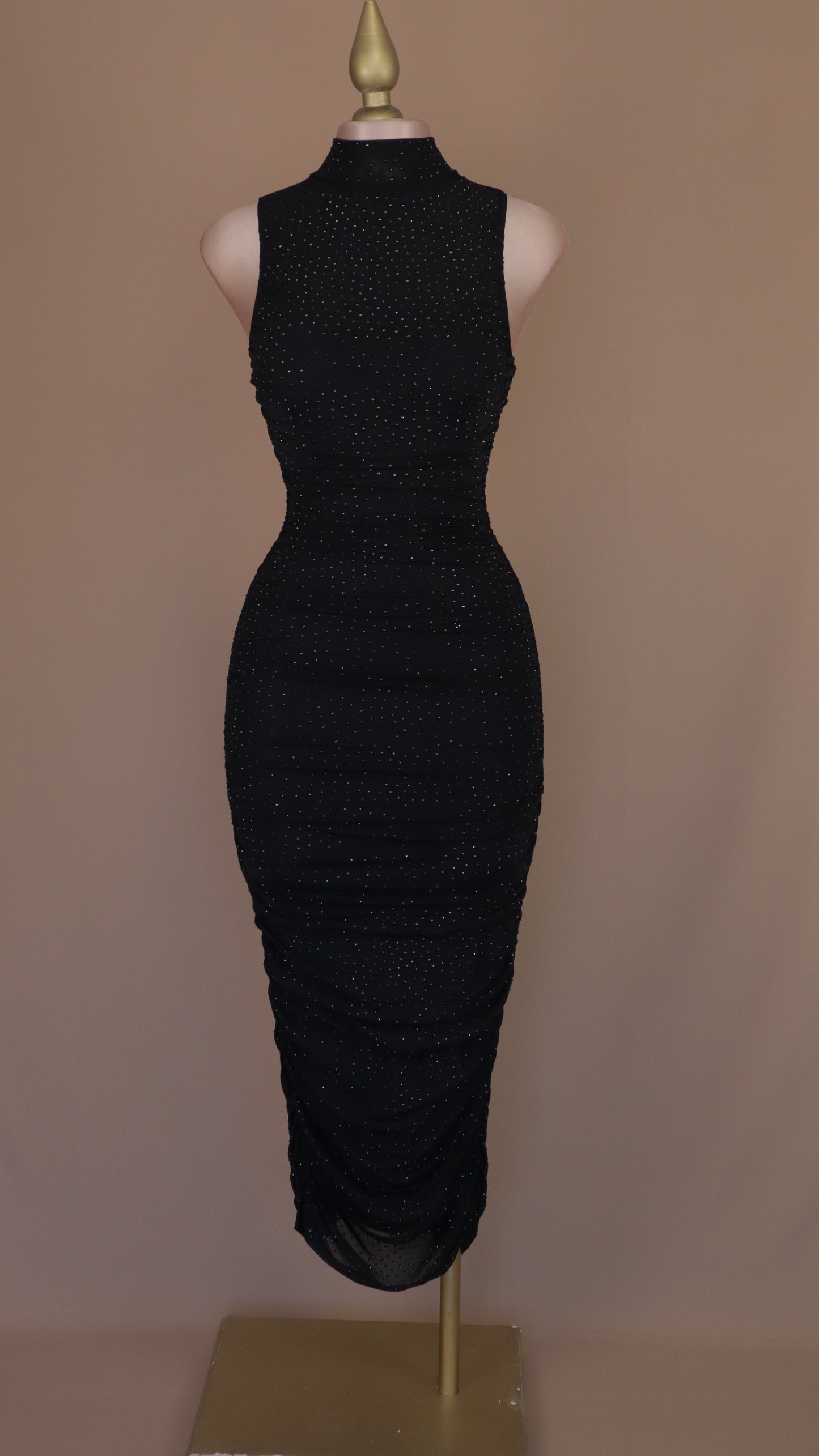 Vestido maxi con pliegues y estoperoles