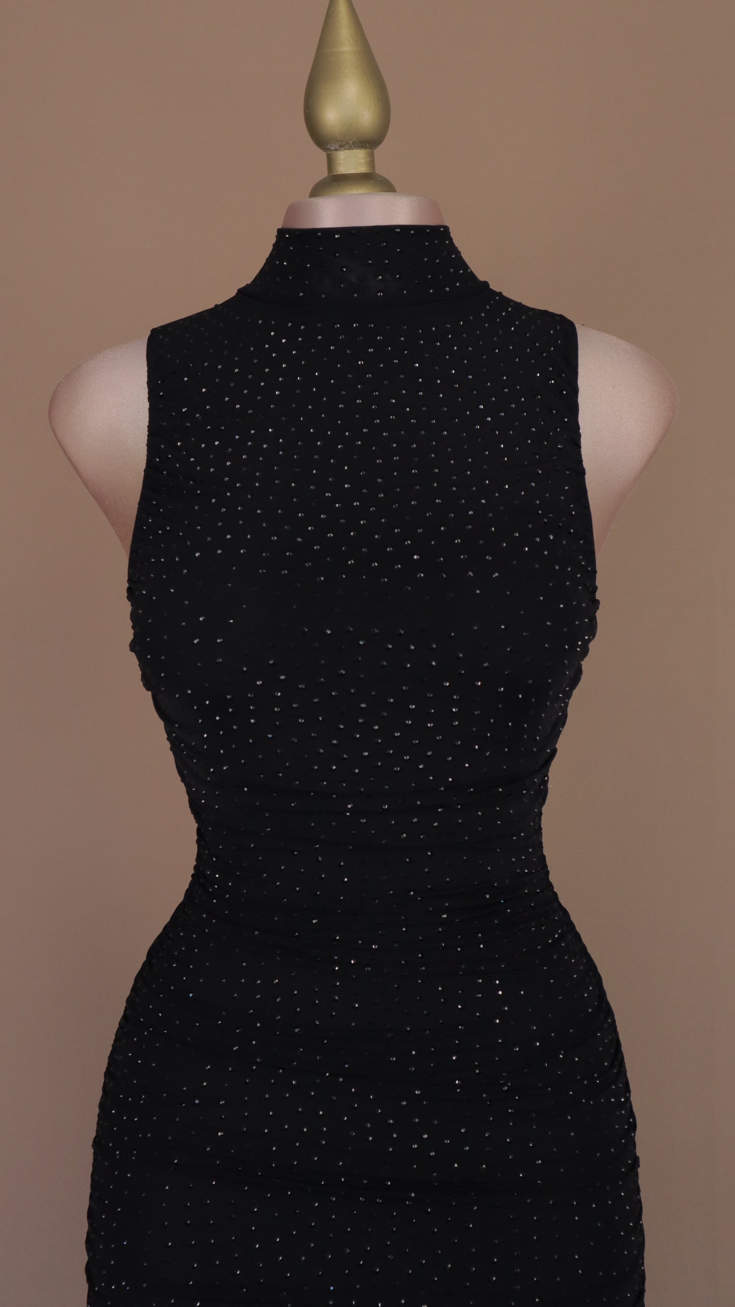 Vestido maxi con pliegues y estoperoles
