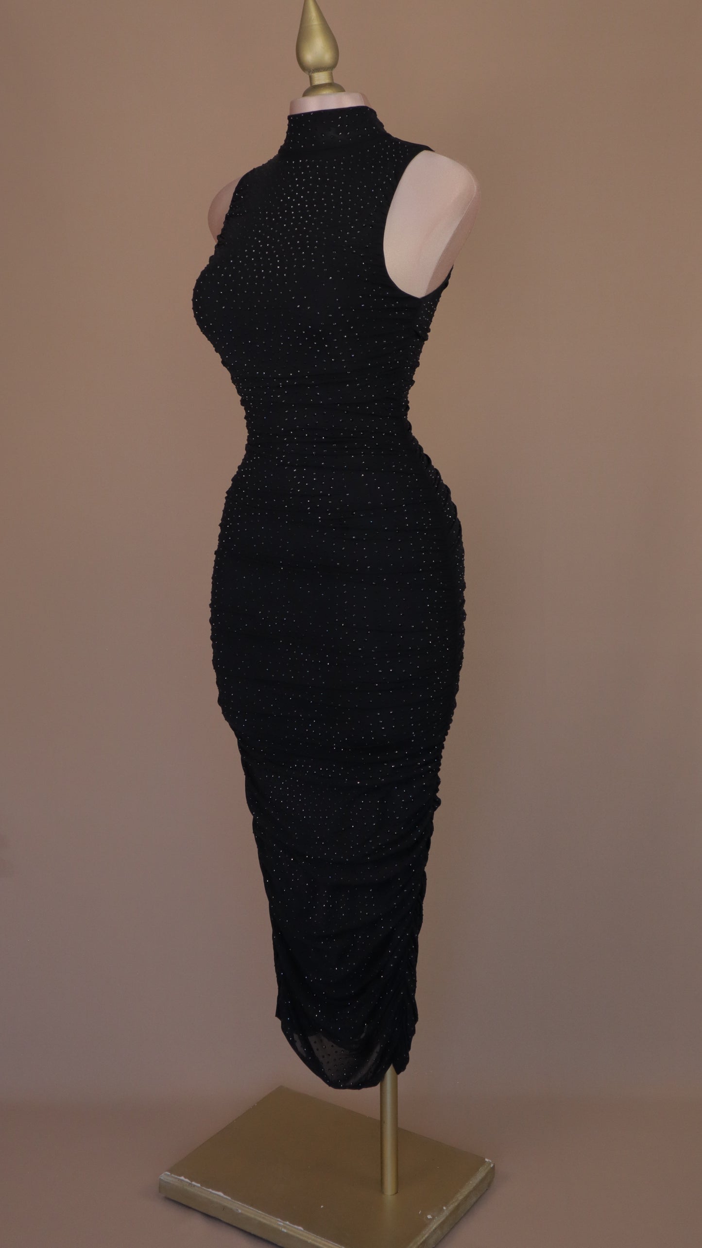 Vestido maxi con pliegues y estoperoles
