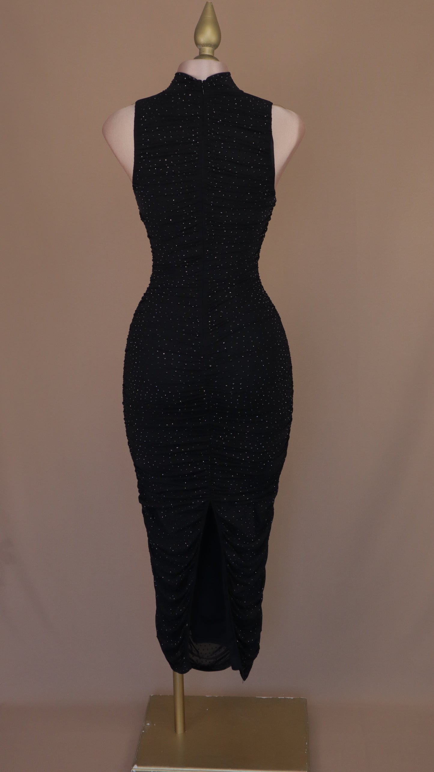 Vestido maxi con pliegues y estoperoles