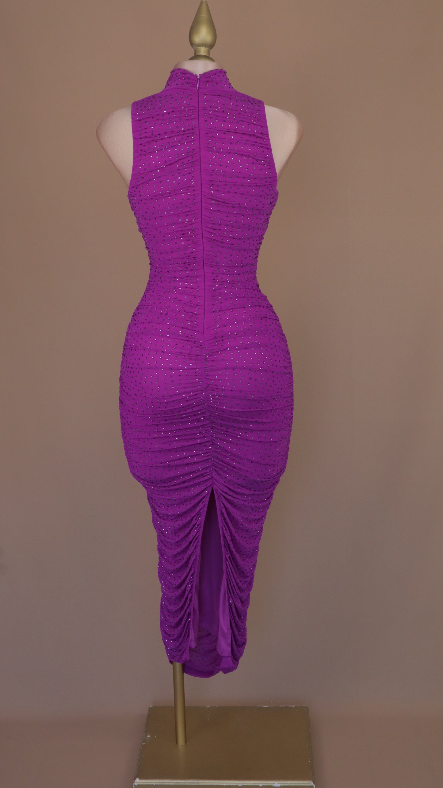 Vestido maxi con pliegues y estoperoles