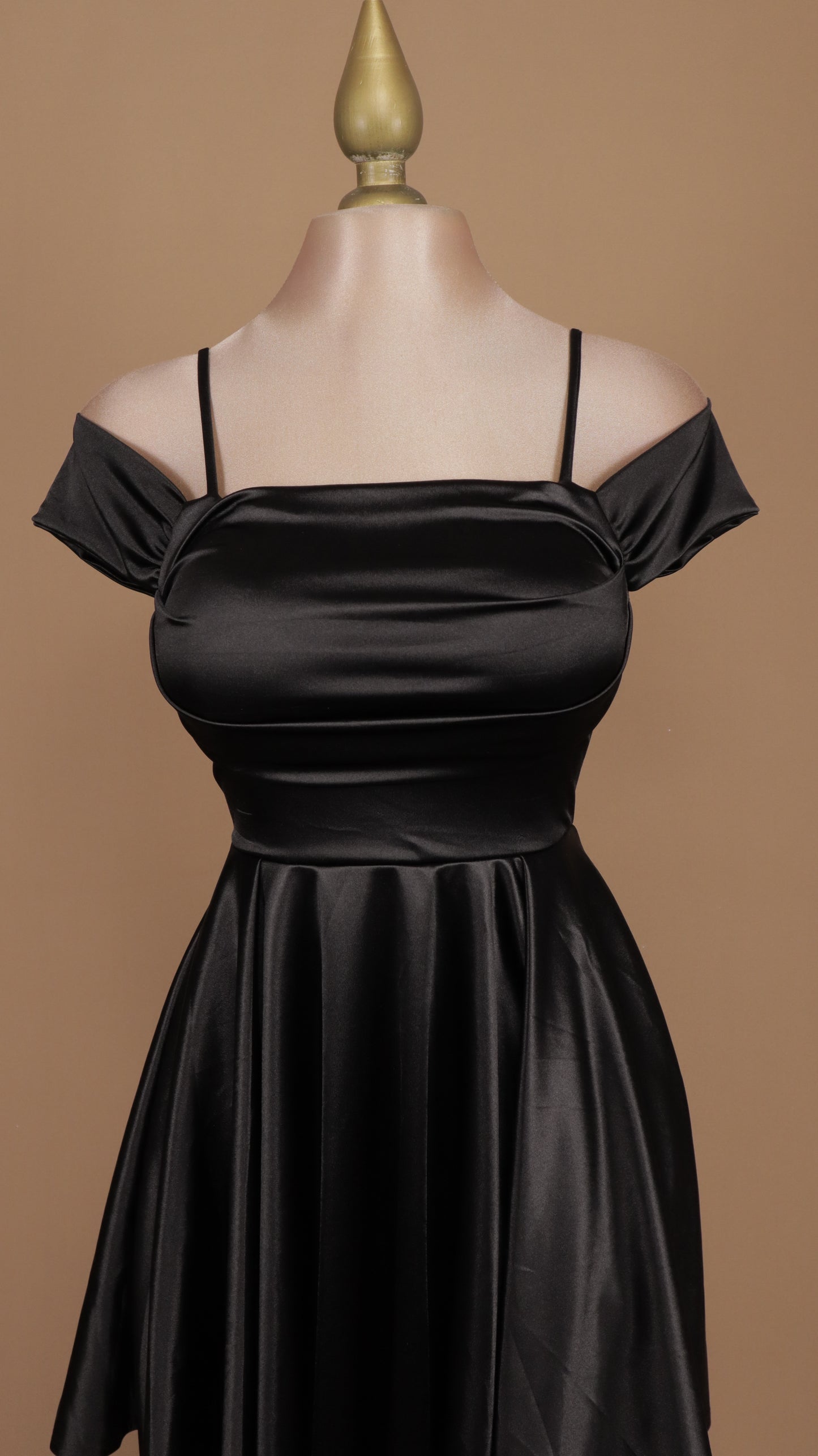 Vestido corto con escote al hombro