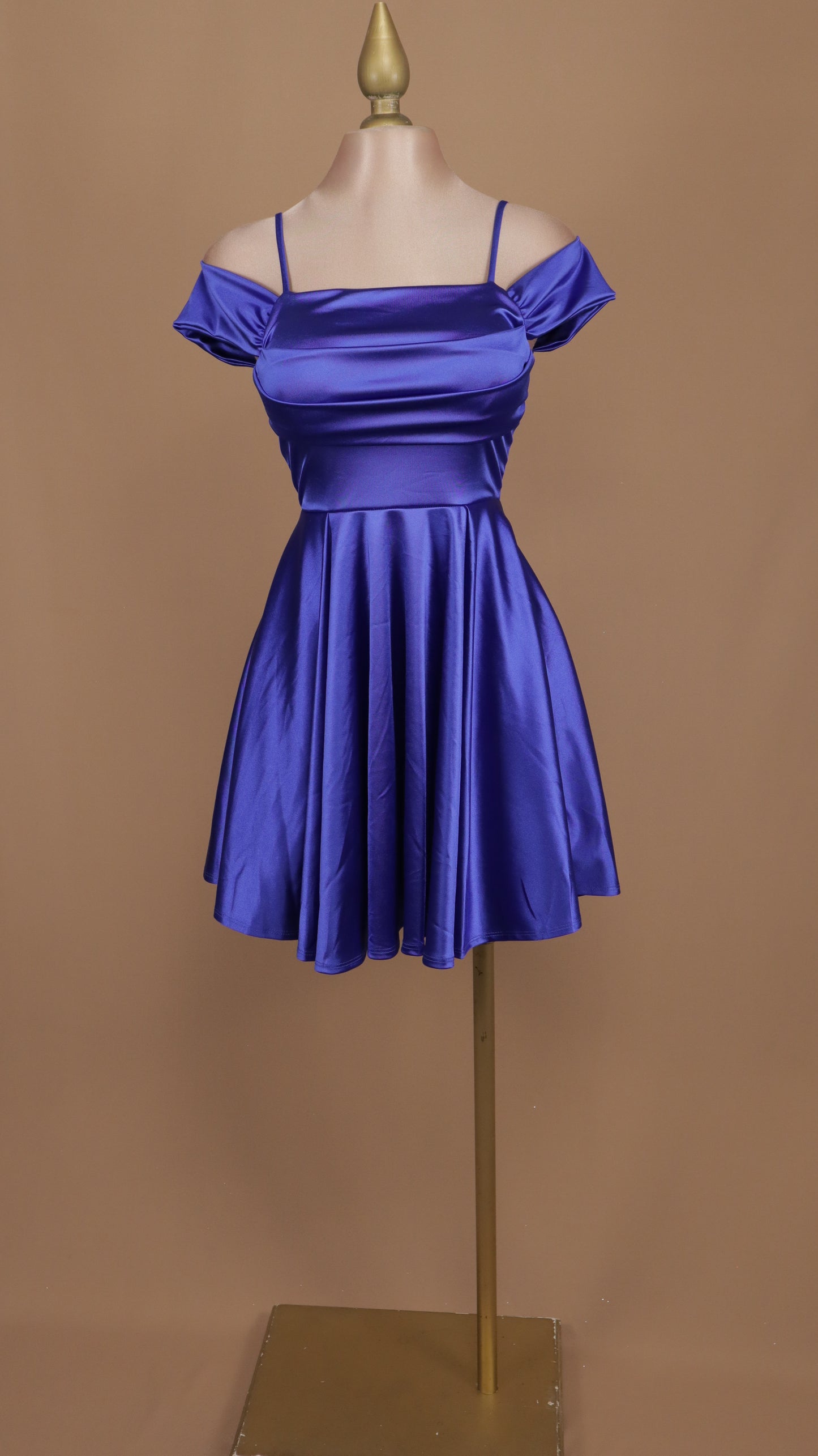 Vestido corto con escote al hombro