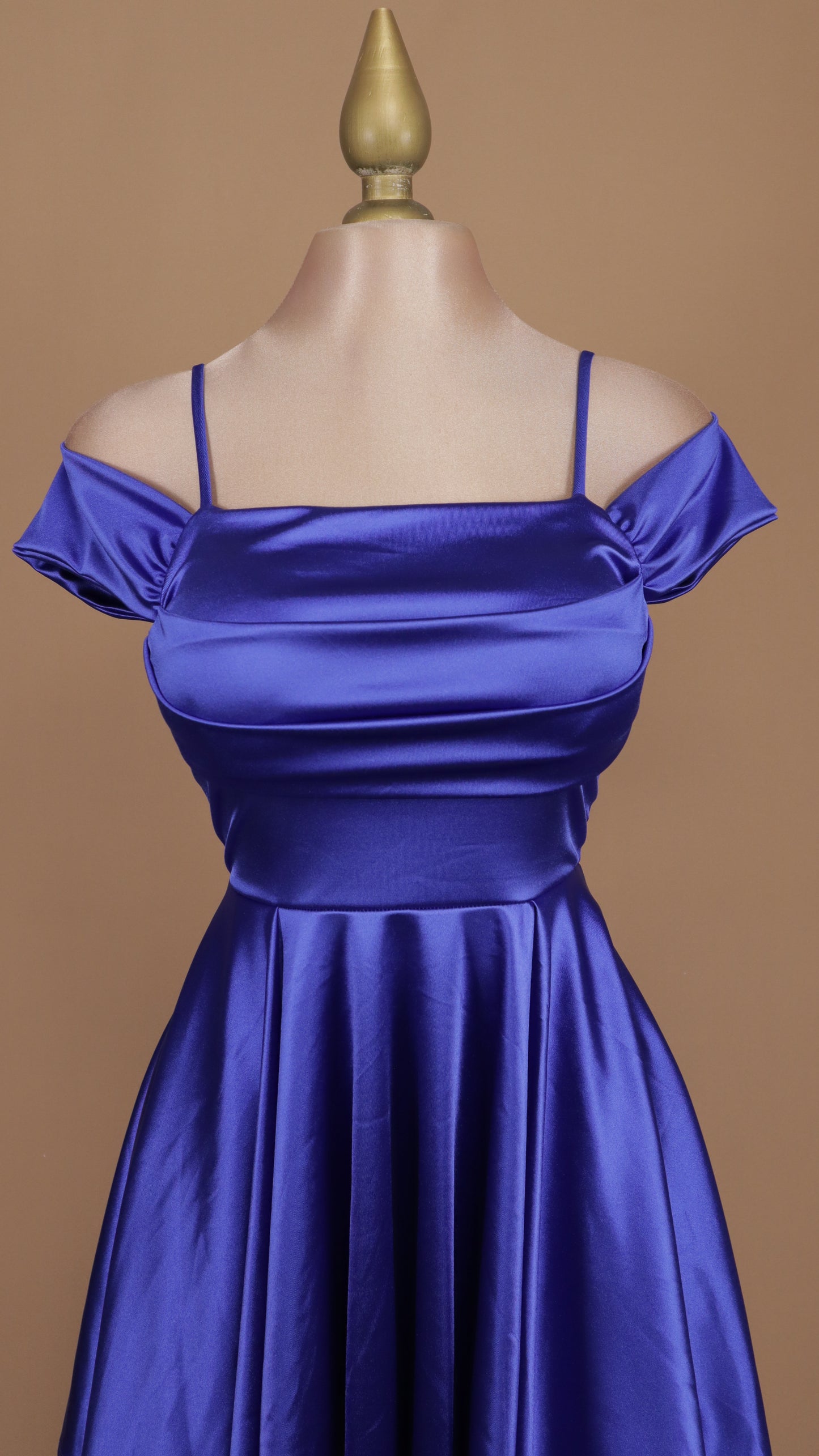 Vestido corto con escote al hombro