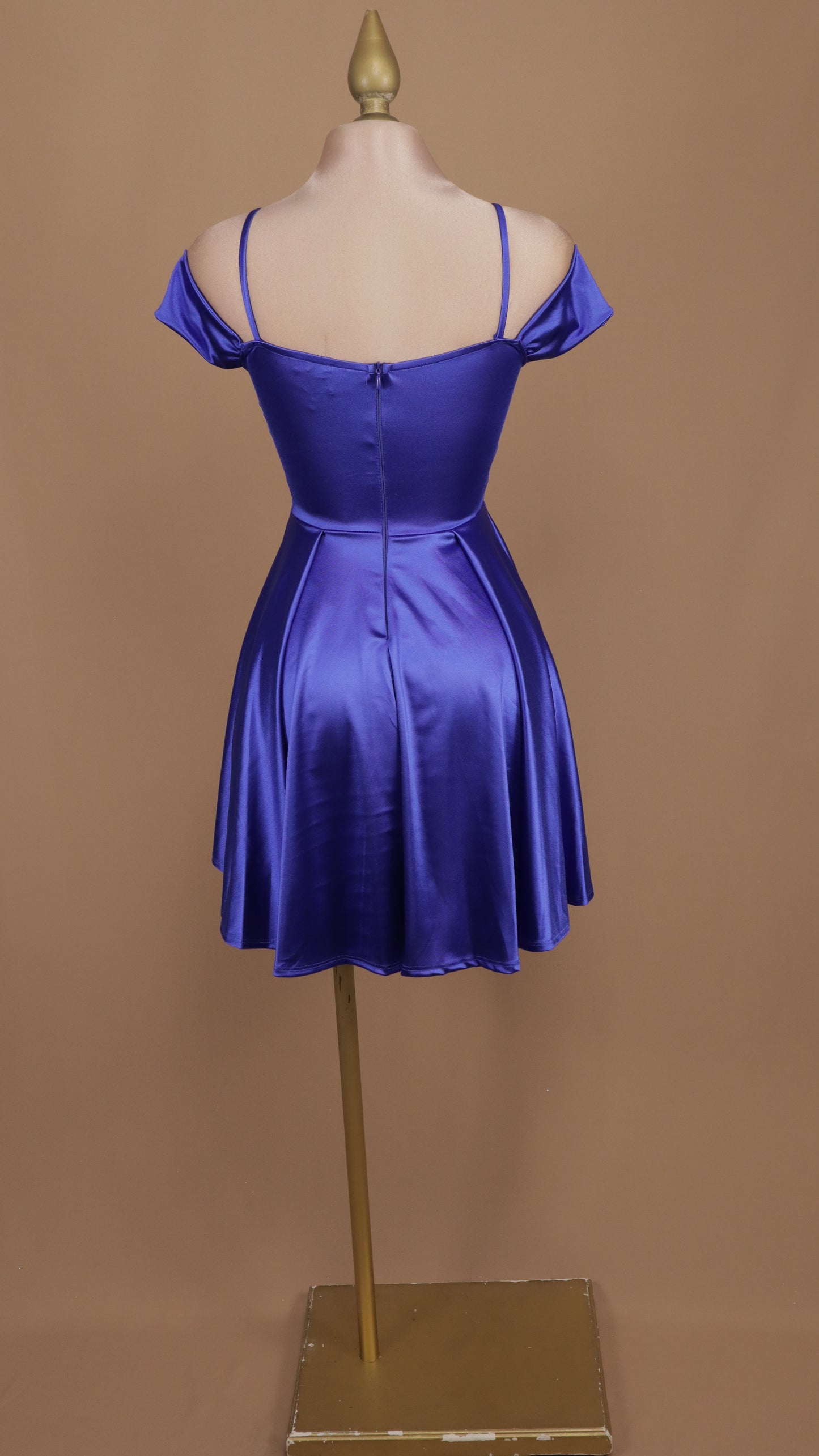 Vestido corto con escote al hombro