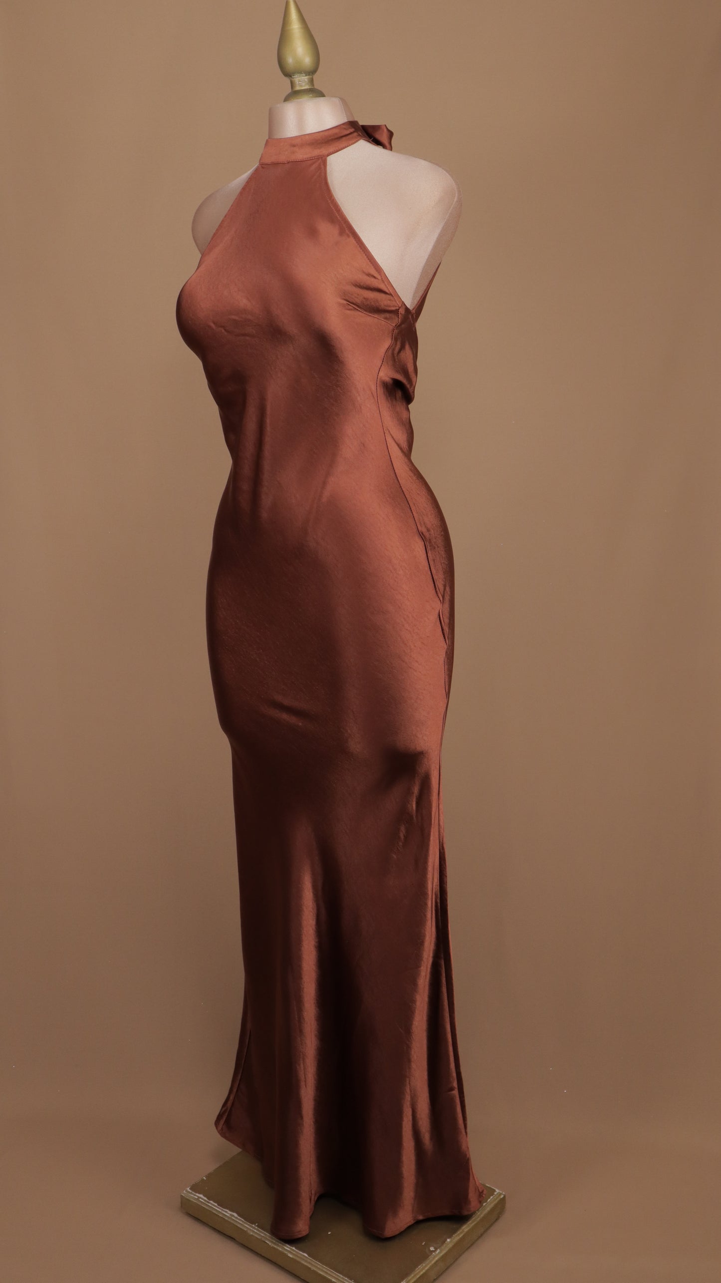 Vestido largo cuello halter satinado