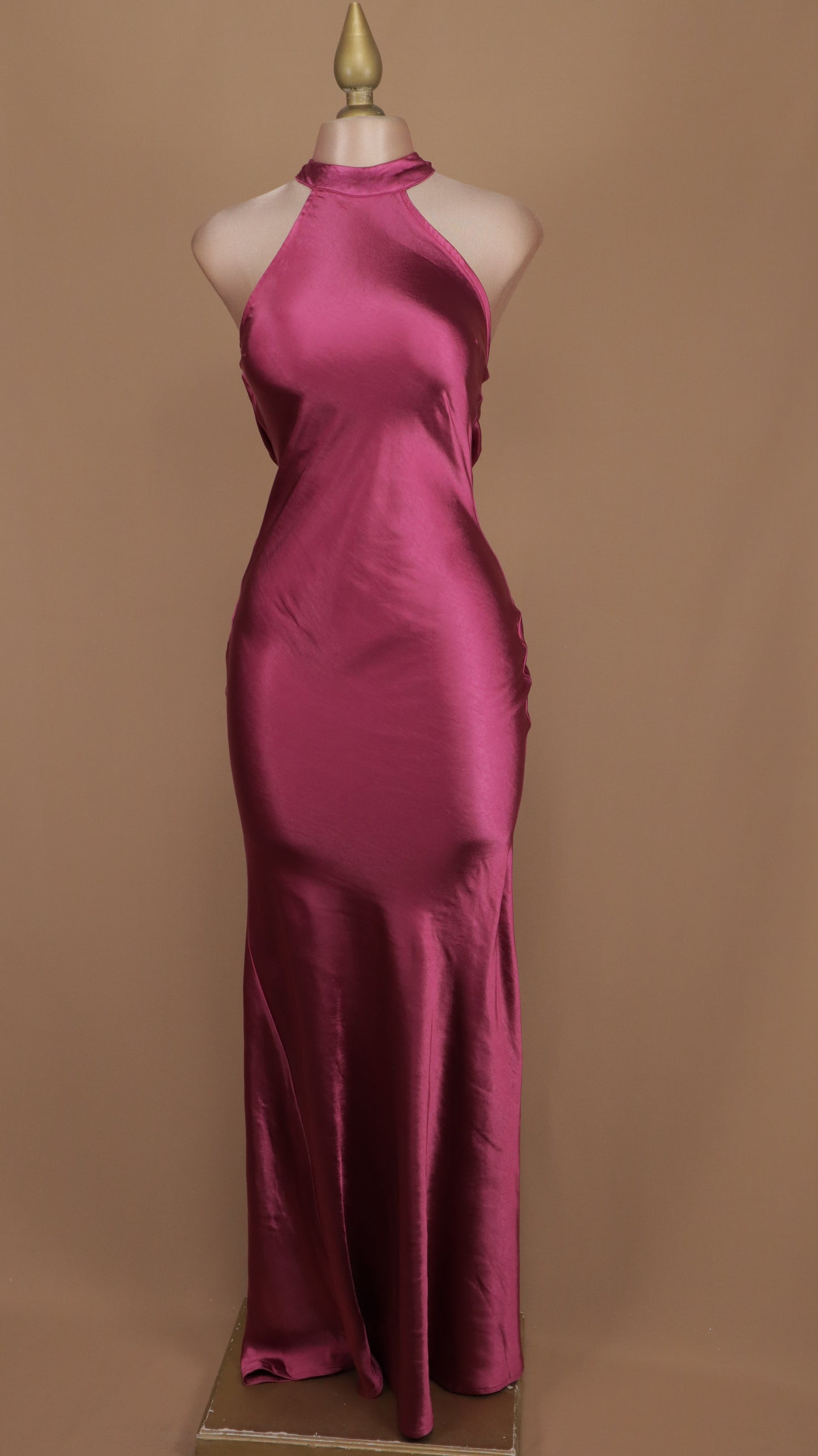 Vestido largo cuello halter satinado
