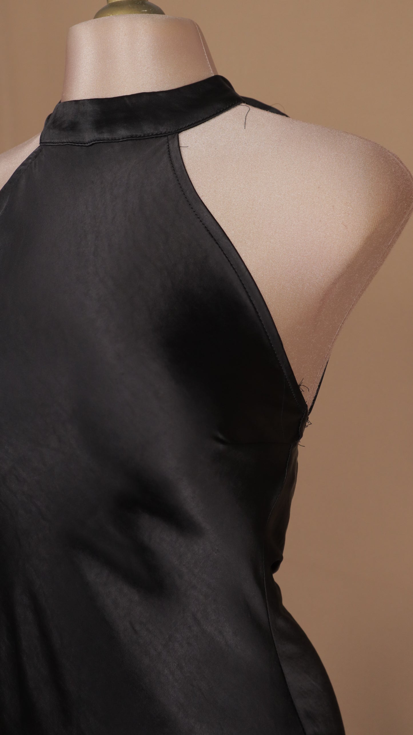 Vestido largo cuello halter satinado