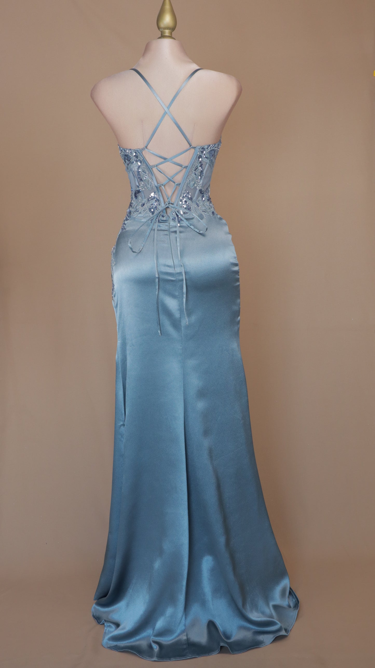 Vestido largo escote en V con abertura en pierna