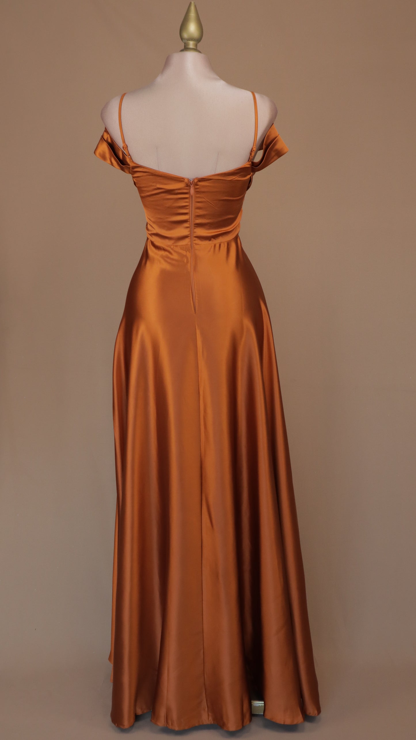 Vestido largo y elegante con escote al hombro