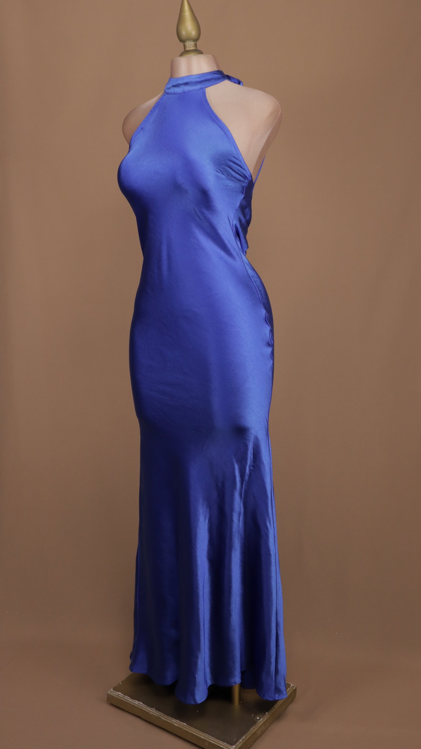 Vestido largo cuello halter satinado
