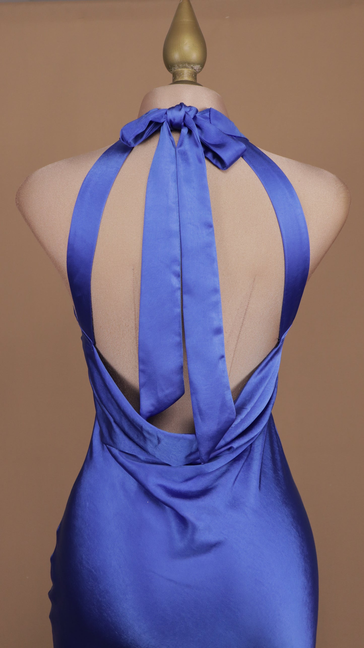Vestido largo cuello halter satinado