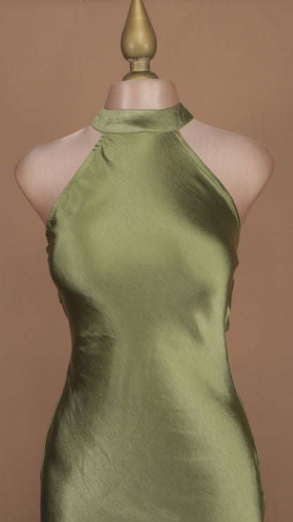 Vestido largo cuello halter satinado